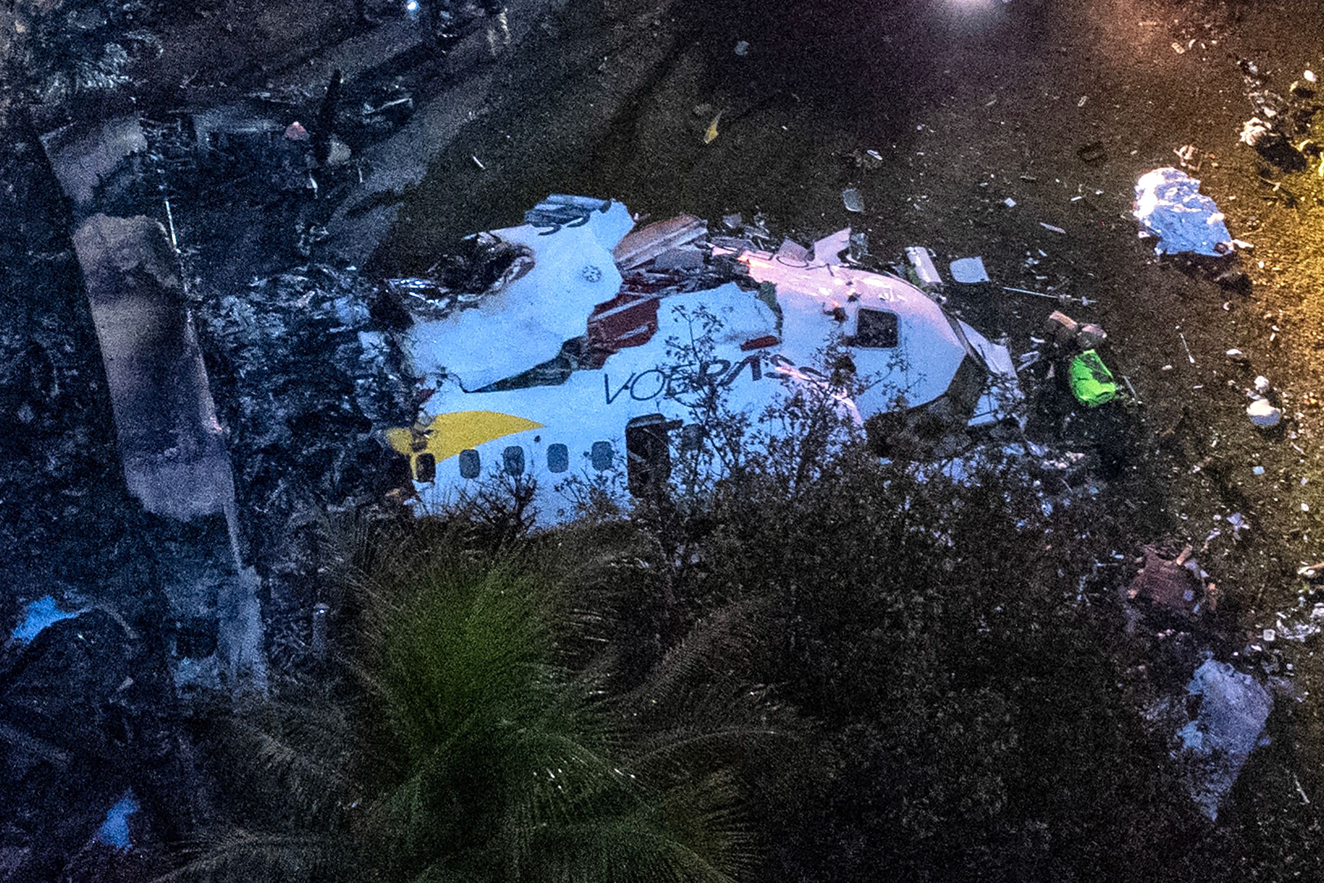 Vista aérea de los restos del avión que se estrelló con 61 personas a bordo en Vinhedo, Estado de São Paulo, Brasil, el 9 de agosto de 2024. (Foto Prensa Libre: AFP)