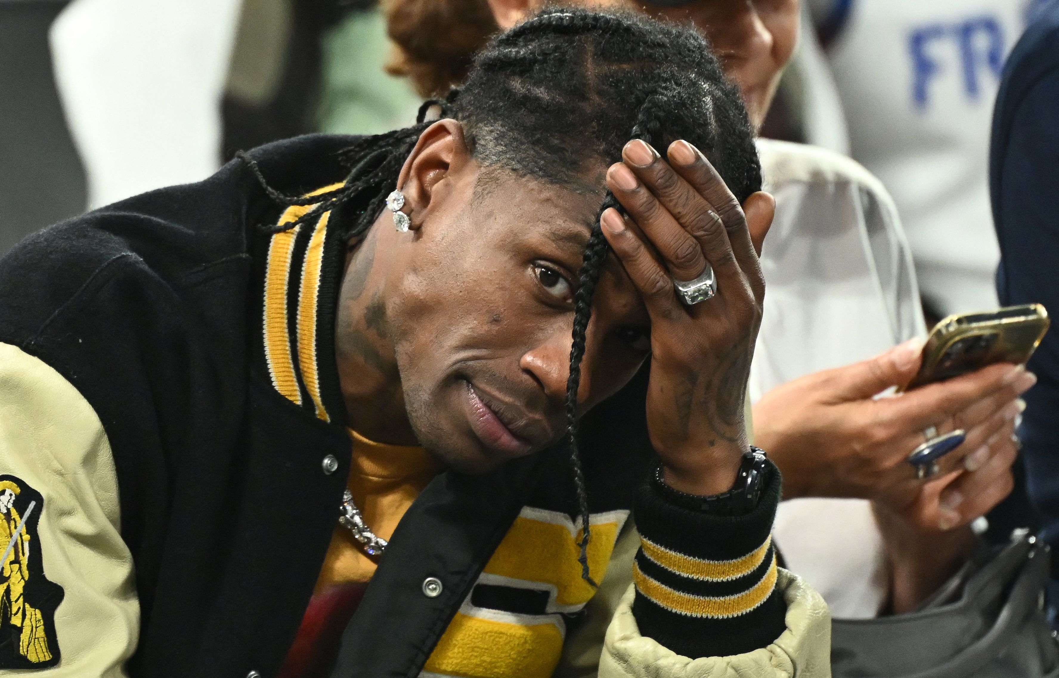 El pasado 8 de agosto, un día antes de su arresto, Travis Scott atendió a la semifinal de baloncesto masculino de las Olimpiadas en París. (Foto Prensa Libre: AFP)