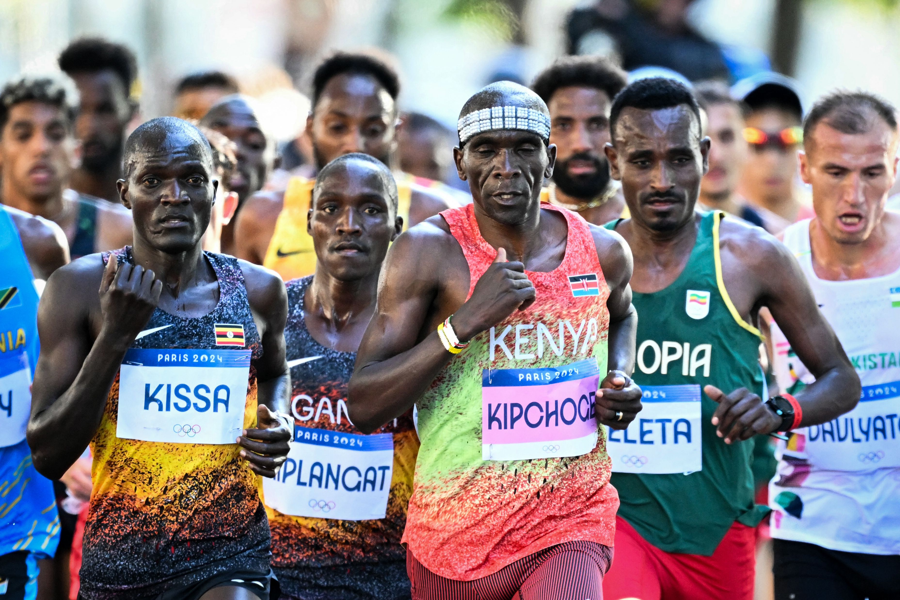 Eliud Kipchoge abandonó el maratón de París 2024 por "problemas lumbares"