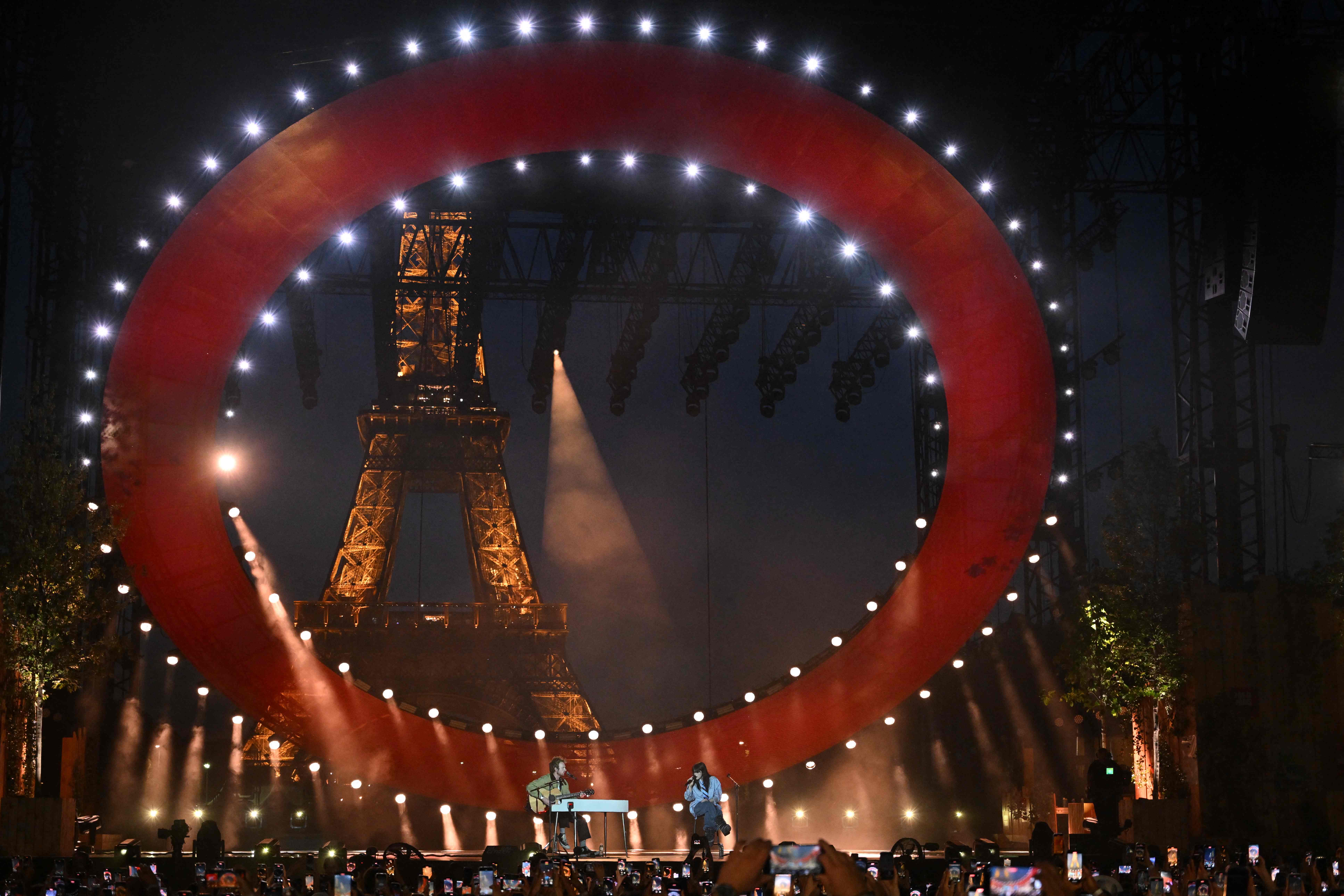 Desde Tom Cruise hasta bandas francesas como Air y Phoenix, el Stade de France recibirá a grandes estrellas para la clausura que unirá a París 2024 con Los Ángeles 2028. (Foto Prensa Libre: AFP)