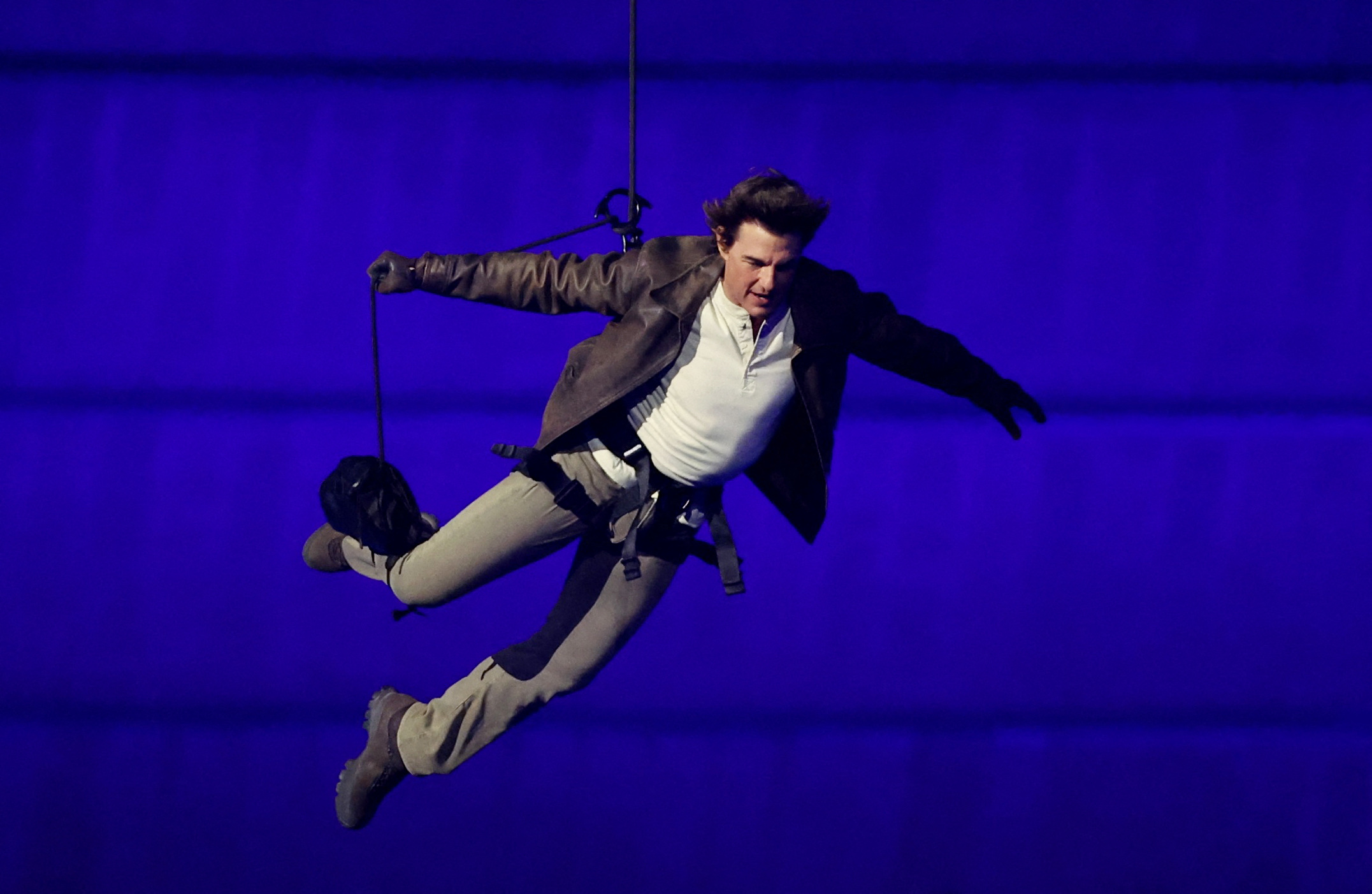 Tom Cruise saltando del techo del Stade de France durante la ceremonia de clausura de los Juegos Olímpicos 2024.  (Foto Prensa Libre: AFP)