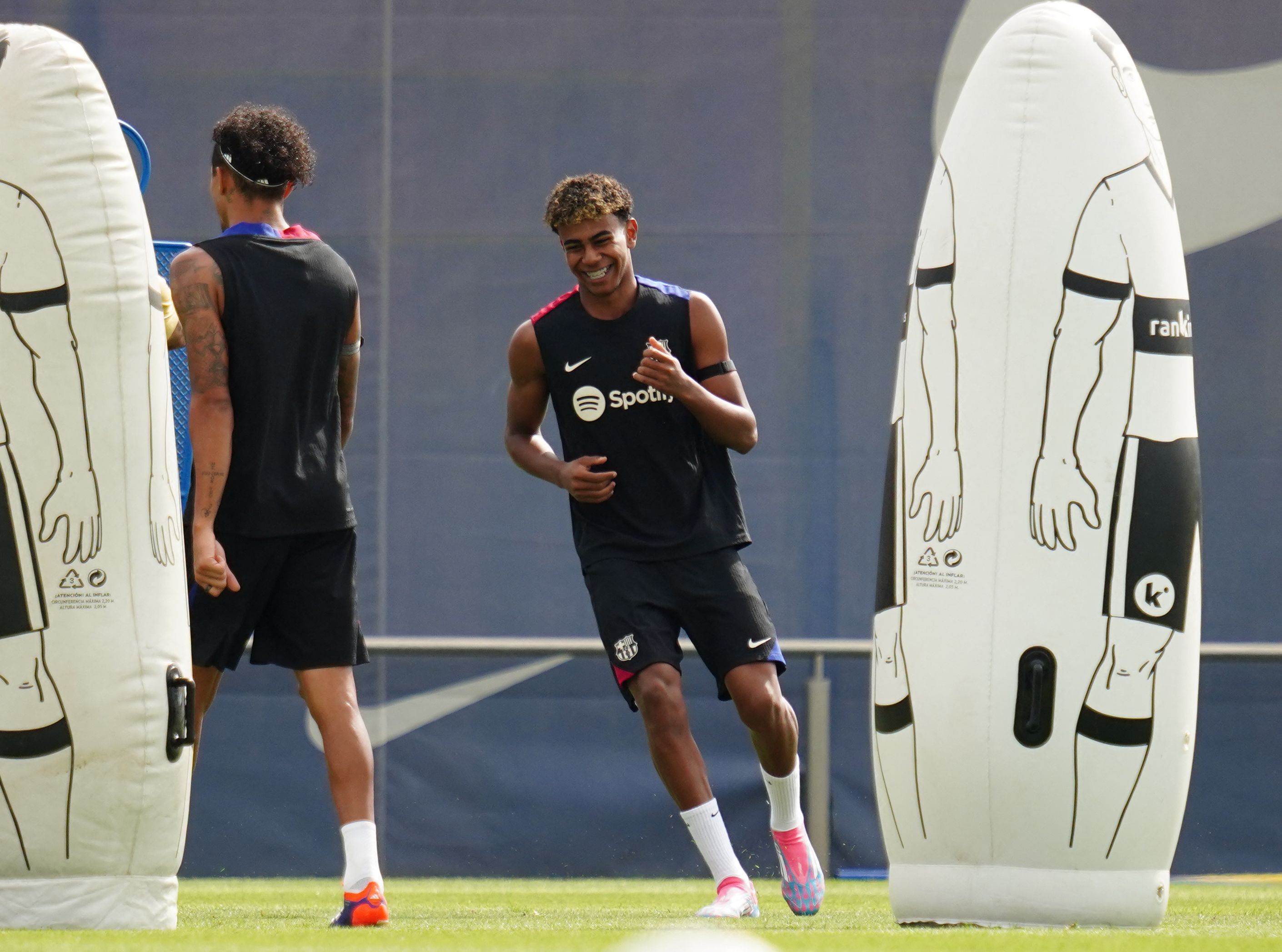 El delantero español del Barcelona, ​​Lamine Yamal, participa en una sesión de entrenamiento.