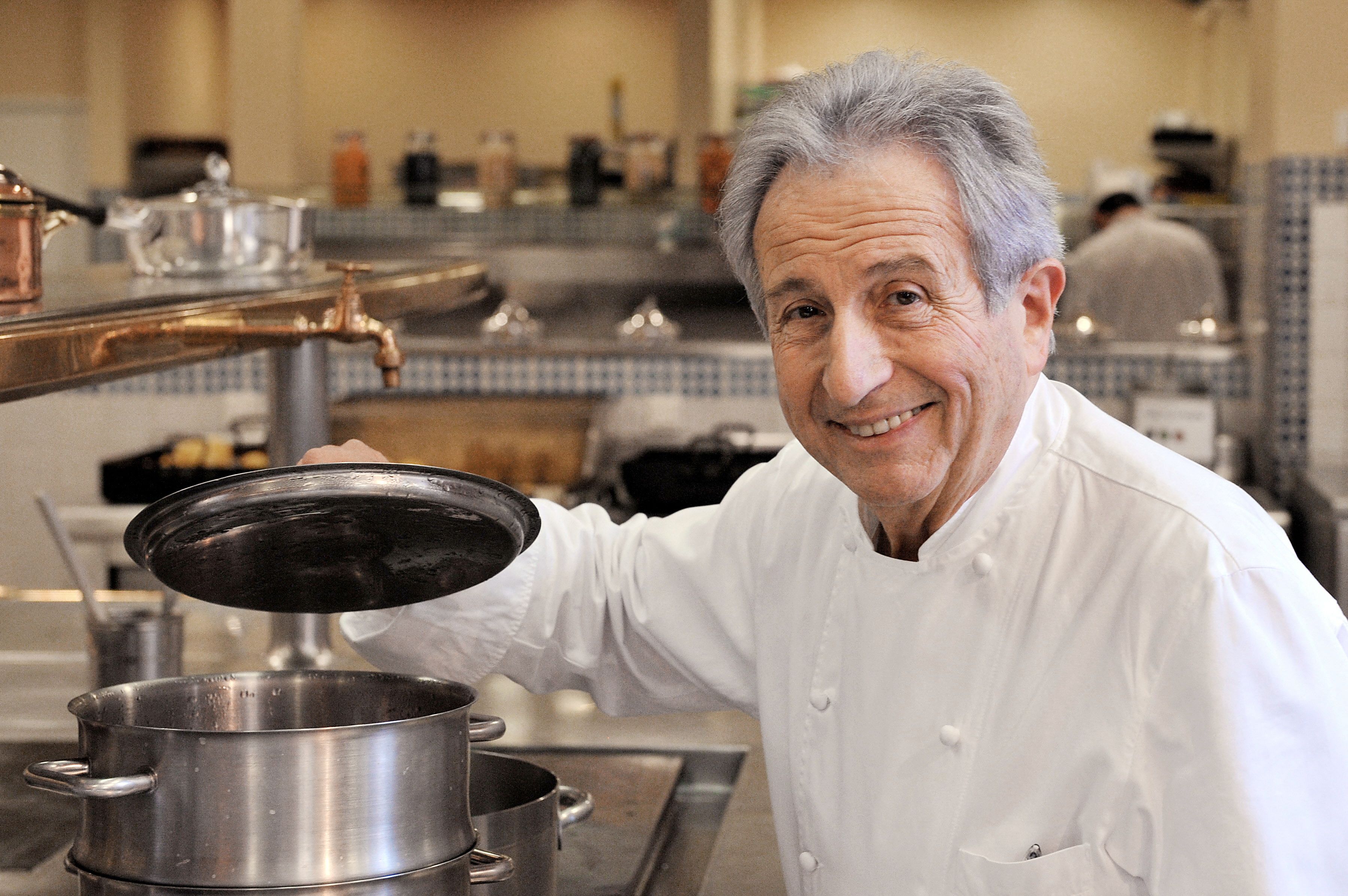 Michel Guérard es el inventor de la cocina adelgazante, concepto que desarrolló en los años 1970 y que desde entonces ha contribuido al éxito en Eugénie-les-Bains, donde se encuentra su restaurante con tres estrellas Michelin. (Foto Prensa Libre: PIERRE ANDRIEU / ARCHIVES / AFP).