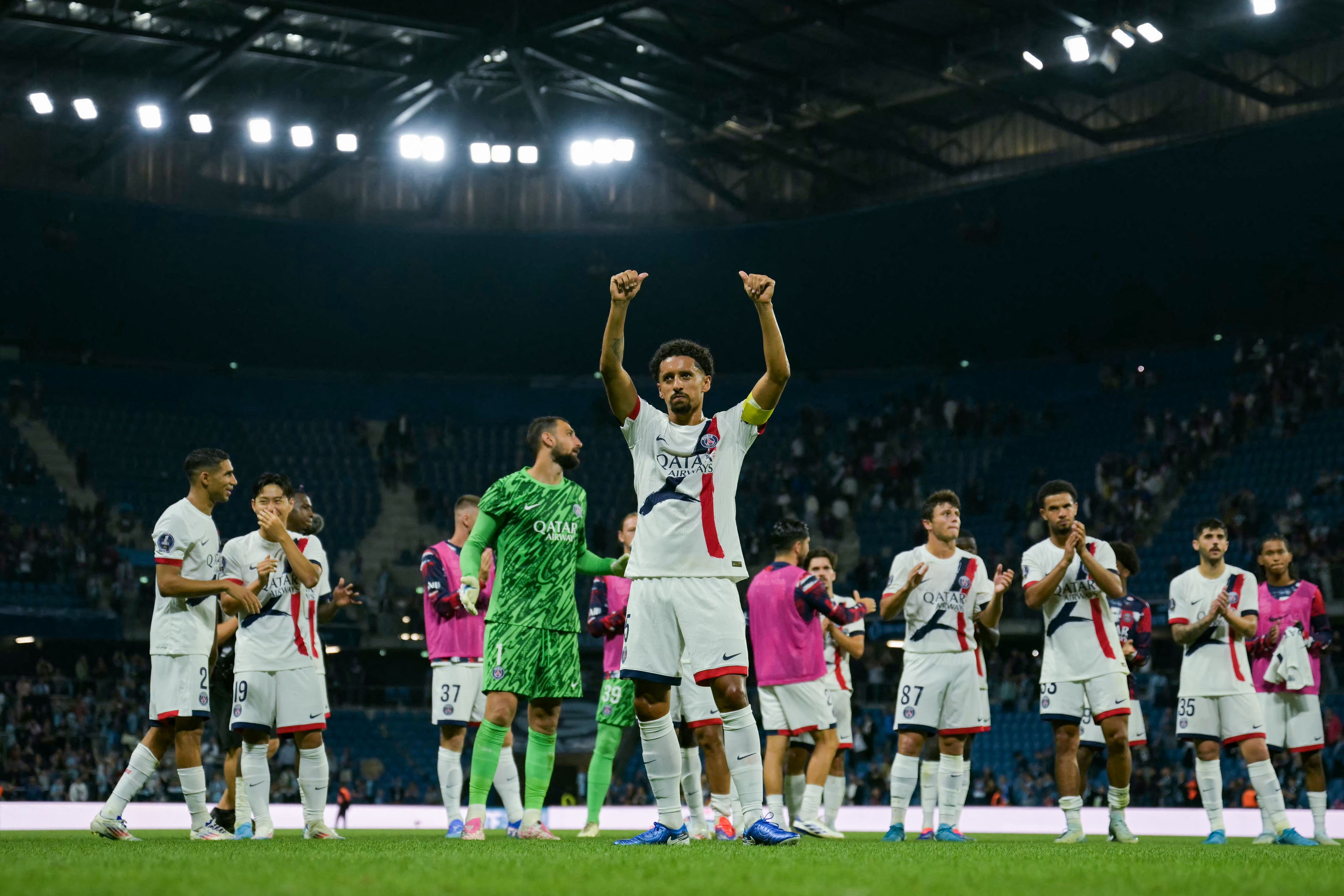 El defensa brasileño del Paris Saint-Germain Marquinhos saluda a los aficionados y a sus compañeros de equipo.