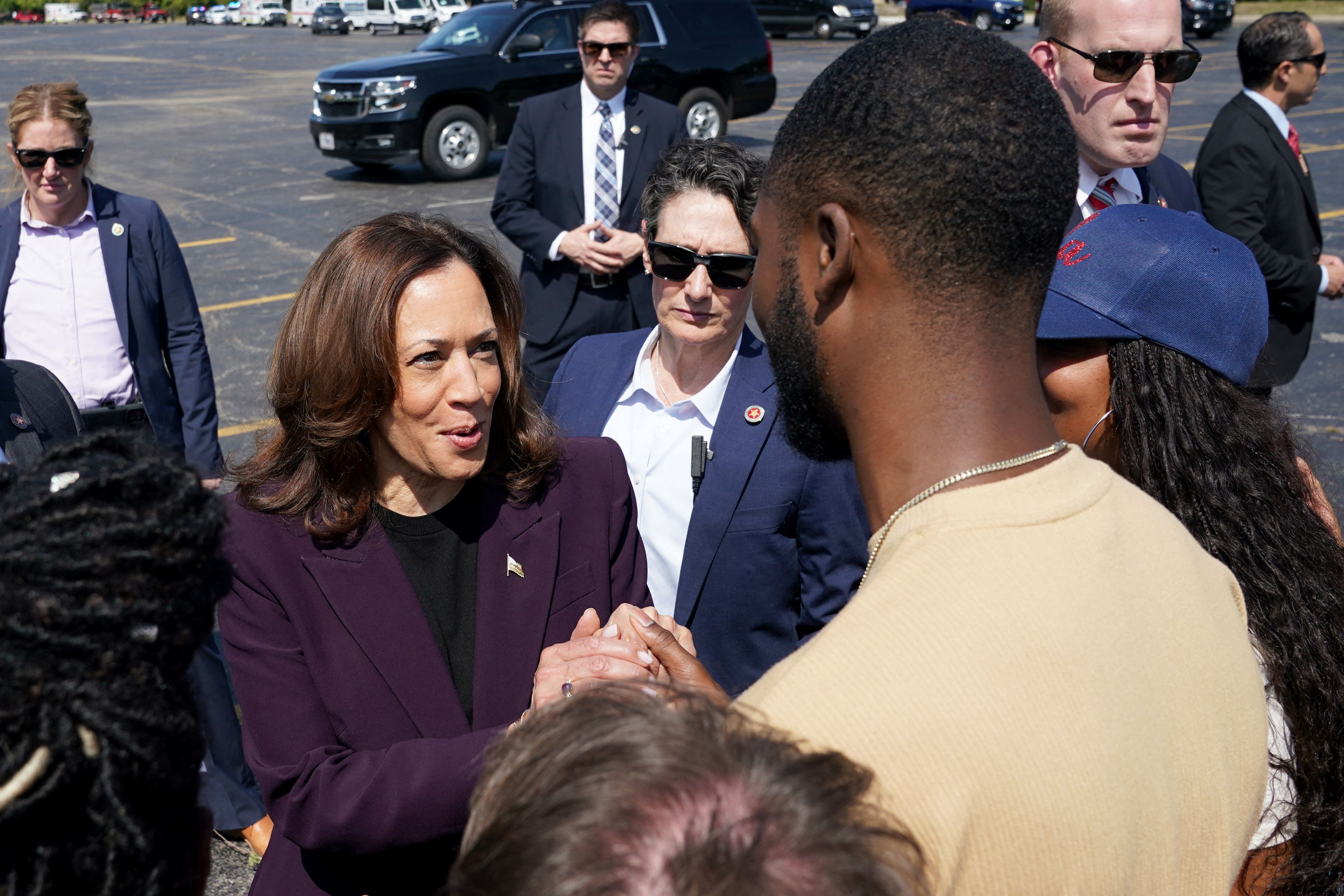 kamala Harris saludando a un votante