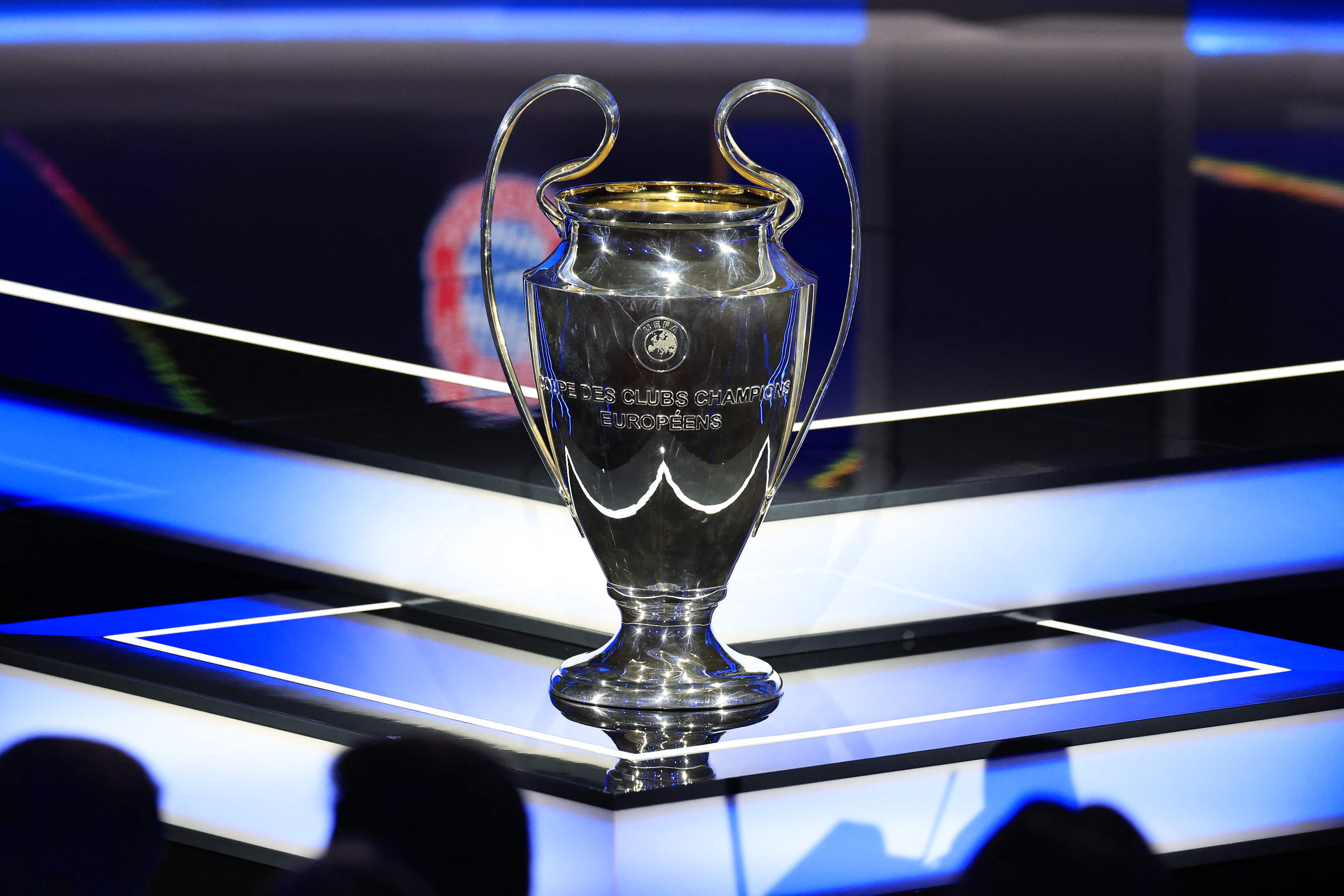 El trofeo de la Champions League exhibido durante un sorteo de la competición