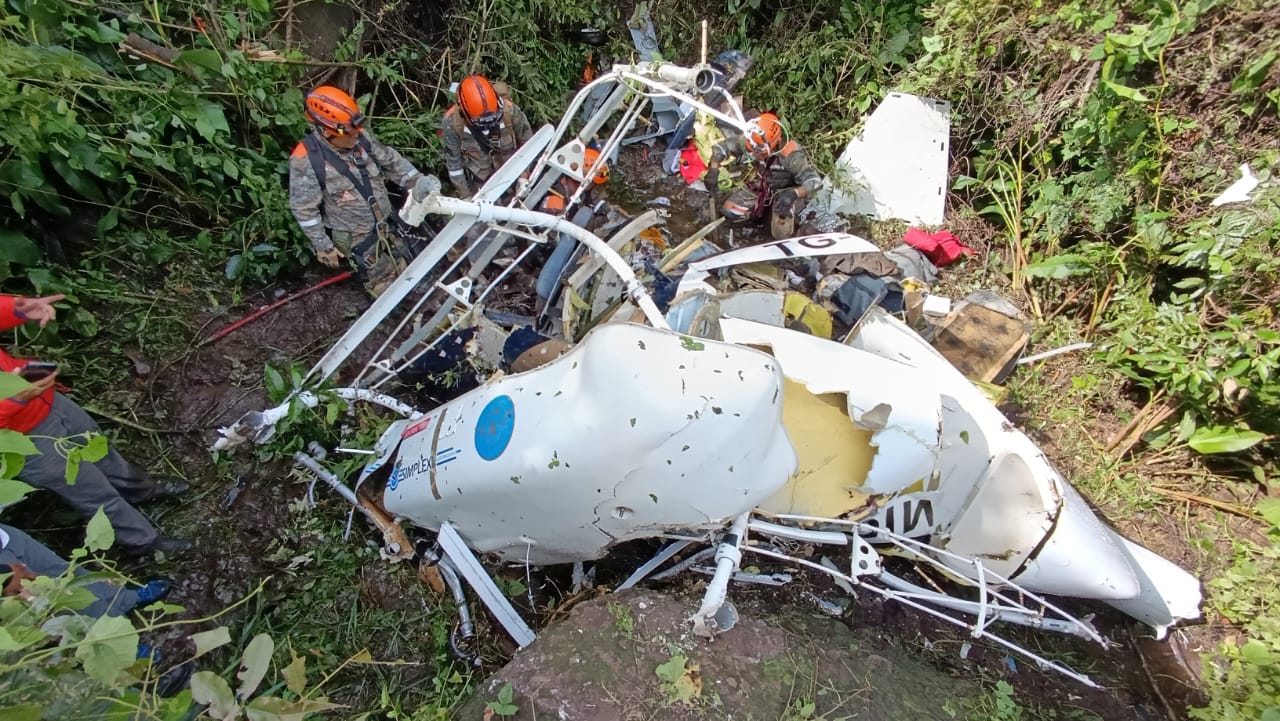 Un helicóptero se accidentó cuando viajaba a Escuintla y sus dos ocupantes murieron. (Foto Prensa Libre: Ejército de Guatemala)