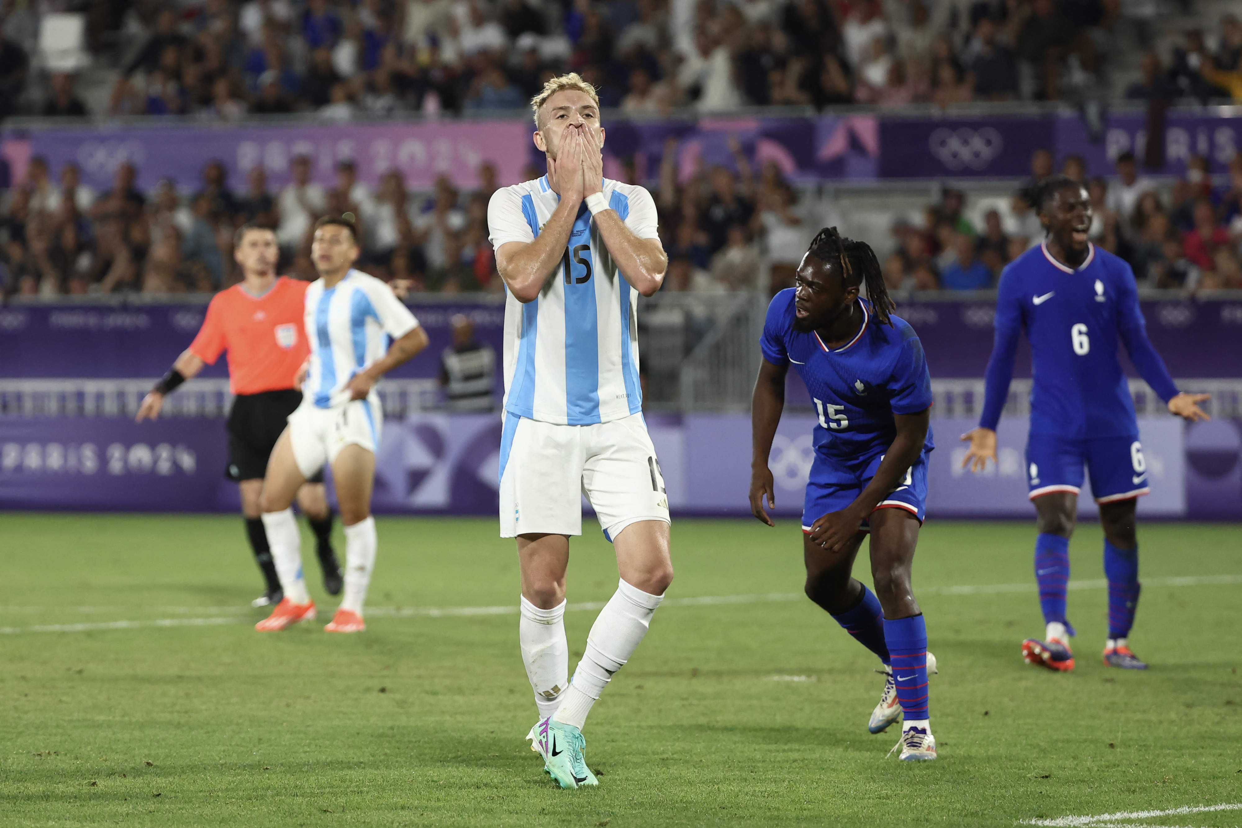 Argentina's forward #15 Luciano Gondou reacts in the men's quarter-final football match between France and Argentina during the Paris 2024 Olympic Games at the Bordeaux Stadium in Bordeaux on August 2, 2024. (Photo by ROMAIN PERROCHEAU / AFP)