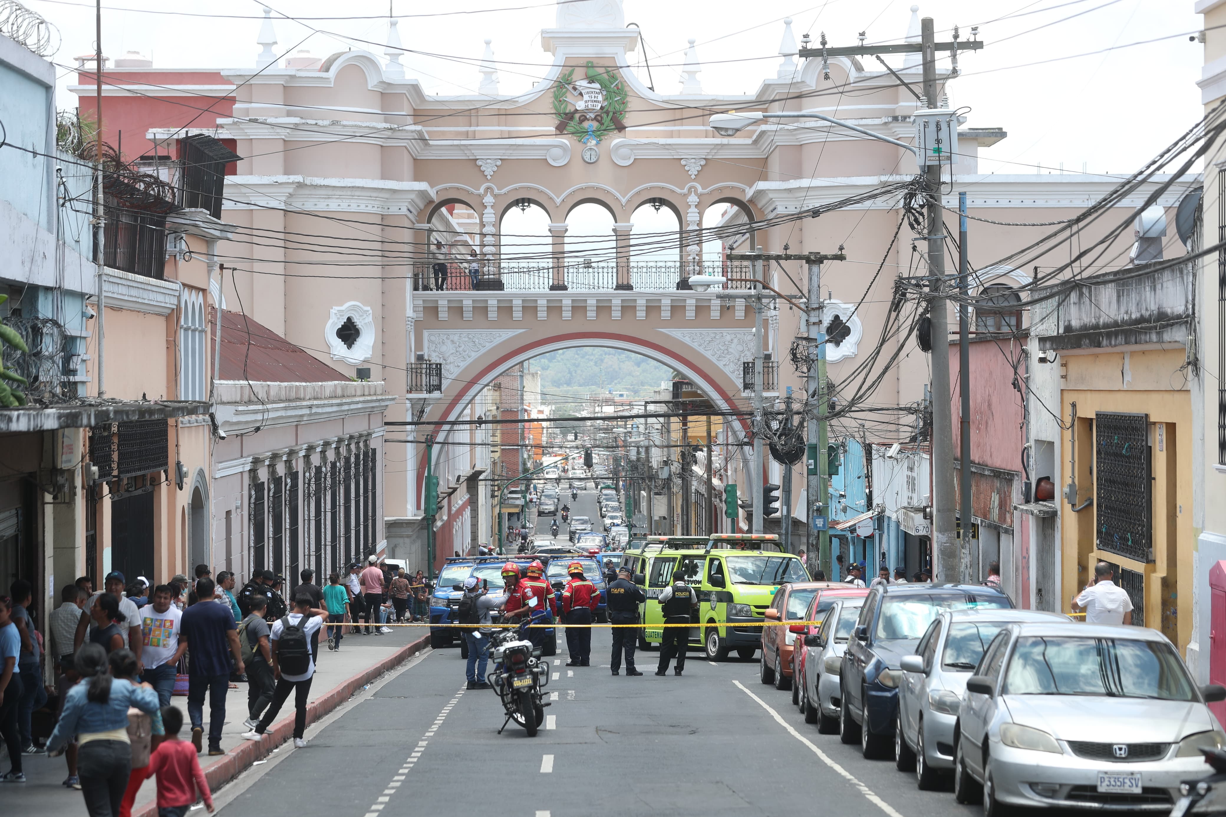 Un ataque en la Sexta Avenida y 12 calle dejó una persona muerta. (Foto Prensa Libre: Érick Ávila)