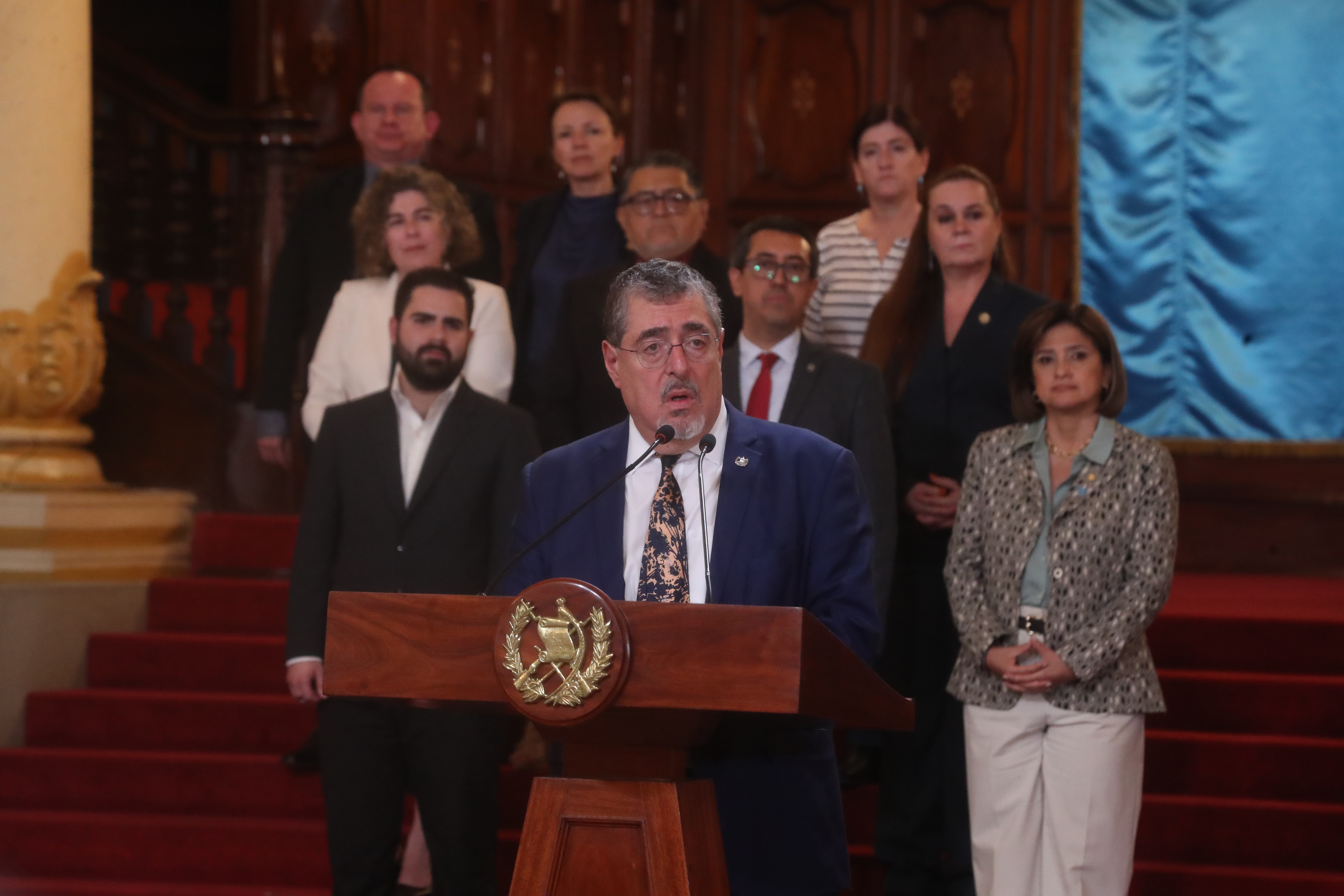 CONFERENCIA DE PRENSA BERNARDO ARVALO. Junto a todo su gabinete, el presidente de la Repblica, Bernardo Arvalo brind una conferencia de prensa en donde mencion que se solicit un antejuicio en contra de Consuelo Porras, jefa del ministerio Pblico. En la imagen, conferencia de prensa en el saln banderas del Palacio Nacional de la Cultura.

Juan Diego Gonzlez.  010824