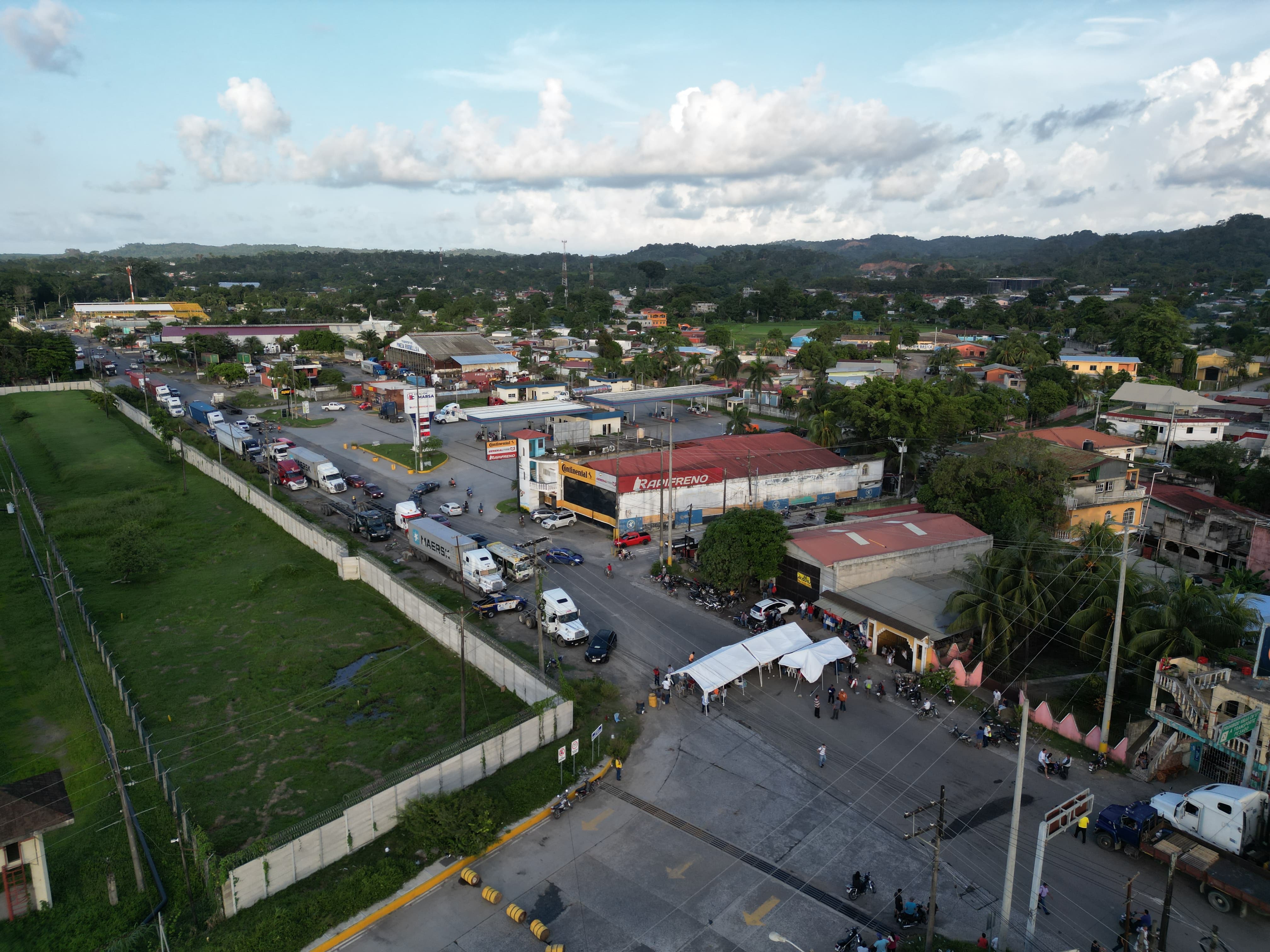 Extrabajadores de la Empornac bloquearon el paso durante dos días, afectando las operaciones de carga y descarga de contenedores. (Foto Prensa Libre: )