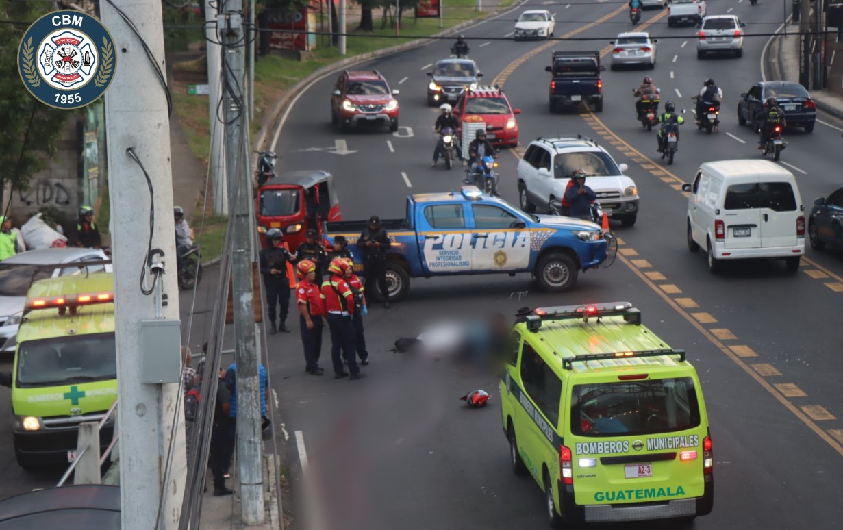 Socorristas atienden hecho de tránsito en la avenida Hincapié, zona 13 capitalina. (Foto: Bomberos Municipales)