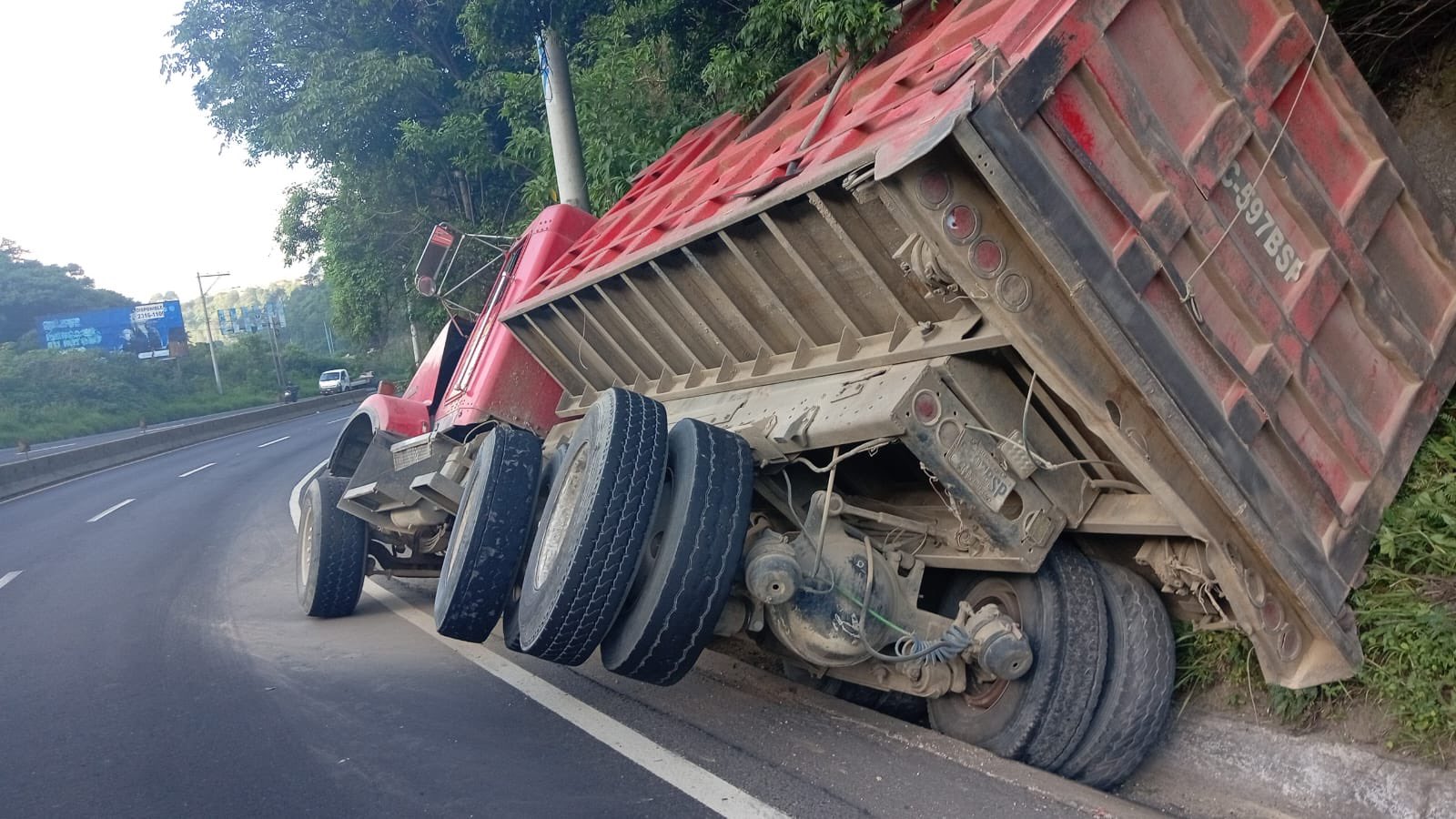 El paso en el kilómetro 25 de la ruta al Pacífico es afectado hacia el sur por un camión accidentado. (Foto Prensa Libre: PMT Villa Nueva)