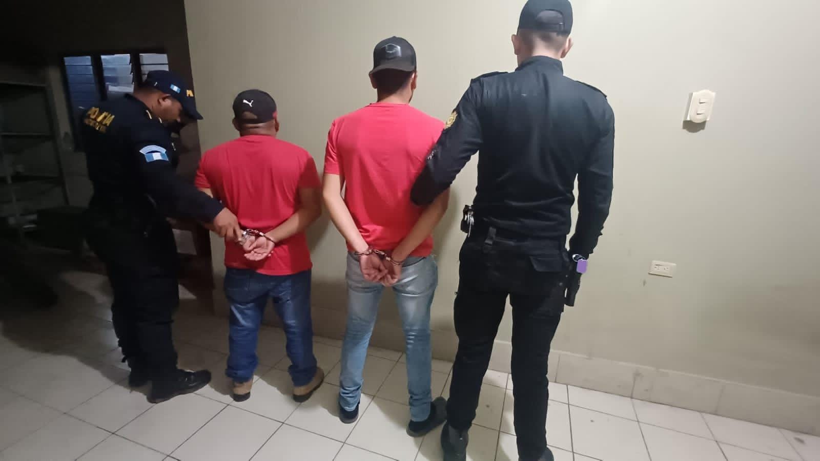 Agentes policiales capturan en Jutiapa a dos presuntos "coyotes" que trasladaban a 20 migrantes irregulares de distintas nacionalidades mediante vehículos tipo agrícola. (Foto Prensa Libre: PNC).