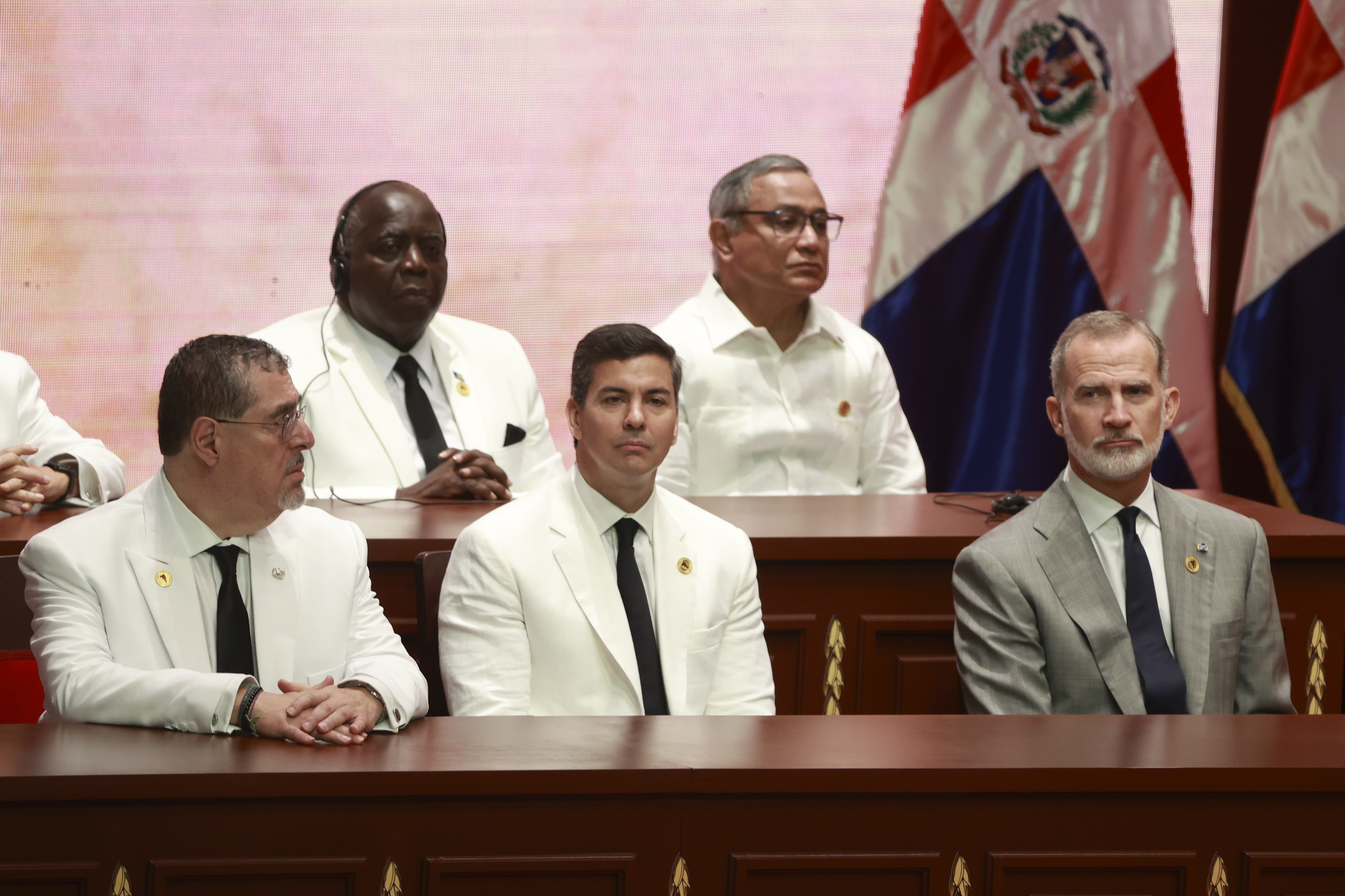 AME940. SANTO DOMINGO (REPÚBLICA DOMINICANA), 16/08/2024.- Desde la izquierda, los presidentes de Guatemala, Bernardo Arévalo, y de Paraguay, Santiago Peña, y el rey Felipe VI asisten a la investidura de Luis Abinader como presidente de República Dominicana este viernes, en el Teatro Nacional en Santo Domingo (República Dominicana). Abinader exigió la publicación de todas las actas de las elecciones presidenciales del 28 de julio en Venezuela, en las que el Consejo Nacional Electoral (CNE) dio como ganador al mandatario Nicolás Maduro, unos resultados rechazados por la oposición mayoritaria y cuestionados por diferentes países. EFE/ Orlando Barría