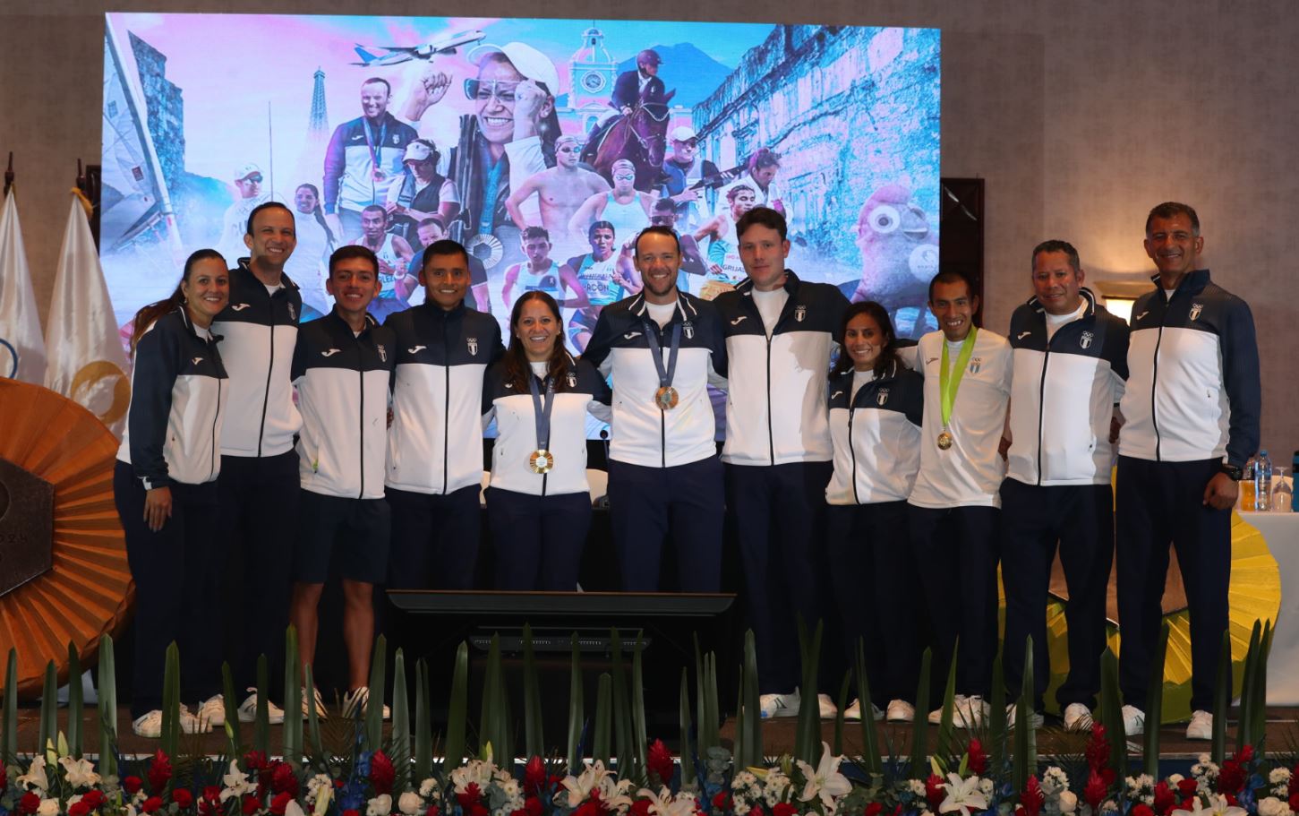 Delegación de atletas guatemaltecos que participó en París 2024 se toma la foto oficial luego de caravana en la ciudad de Guatemala. (Foto Prensa Libre: Erick Ávila)