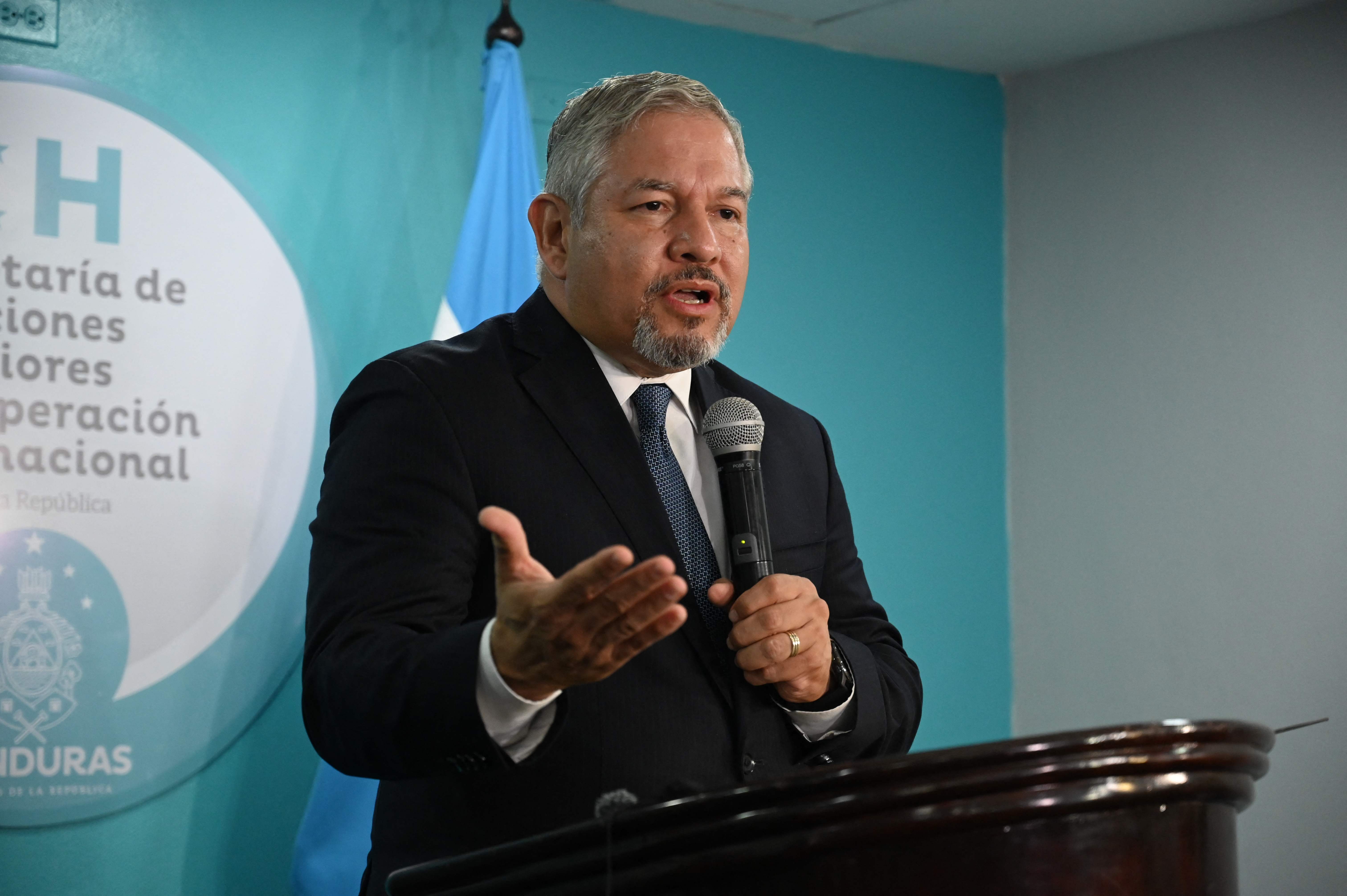 Honduras' Foreing Minister Eduardo Enrique Reina speaks during a press conference in Tegucigalpa on August 28, 2024. Honduras decided on Wednesday to denounce the extradition treaty with the United States, for which powerful drug traffickers have been imprisoned, accusing the ambassador in Tegucigalpa, Laura Dogu, of "interference" in its policy towards Venezuela. (Photo by Orlando SIERRA / AFP)