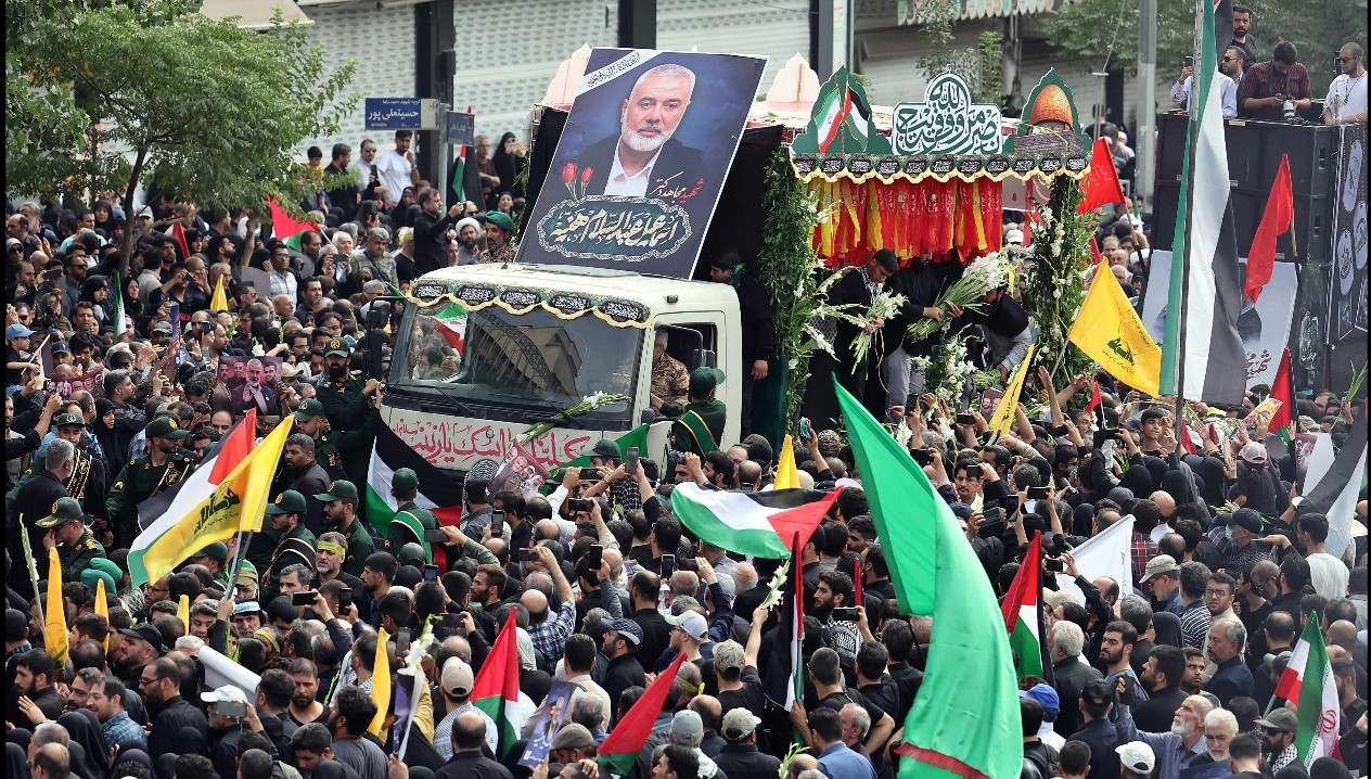 Iraníes participan en la ceremonia funeraria del líder de Hamás Ismail Haniyeh, en Teherán, Irán. (Foto Prensa Libre: AFP)