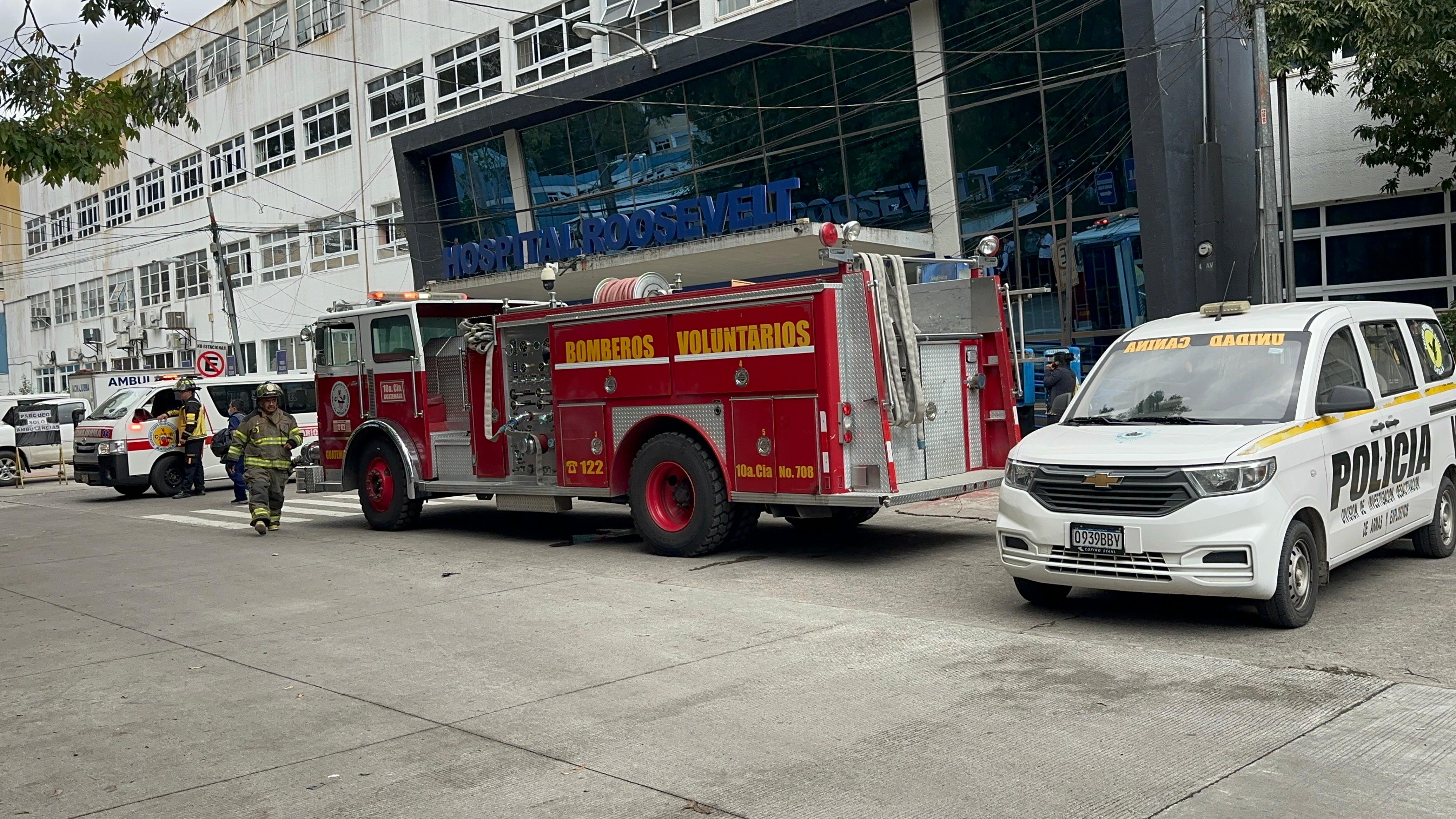 Personal y pacientes del Hospital Roosevelt son evacuados por una alerta de bomba este 14 de agosto. (Foto Prensa Libre: Bomberos Voluntarios)