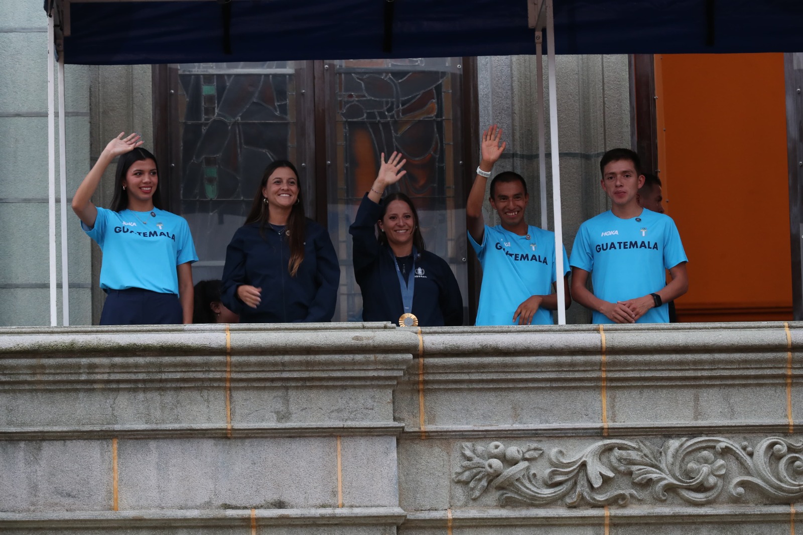 Adriana Ruano y atletas nacionales posan en el Palacio Nacional ante la mirada de los guatemaltecos