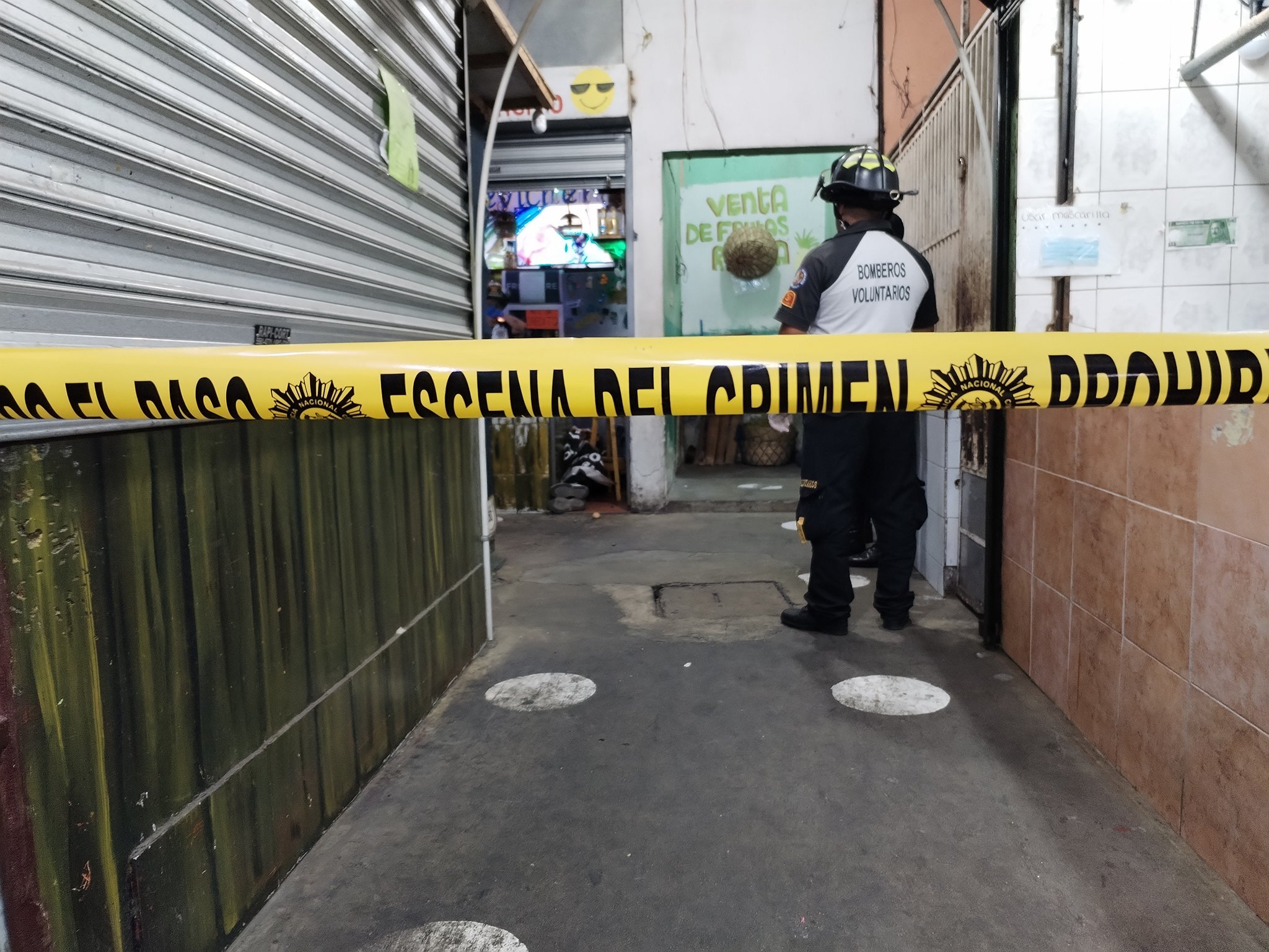 Técnicos de urgencias médicas reportan una persona baleada en una venta de comida en el interior del mercado Santa Luisa, Chinautla. (Foto Prensa Libre: Bomberos Voluntarios).