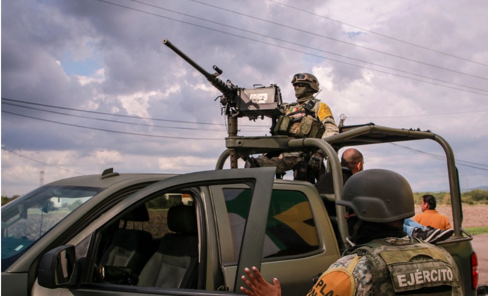 Soldados patrullan en Culiacán, Sinaloa, tras la captura del "Mayo" Zambada. (Foto Prensa Libre: AFP)