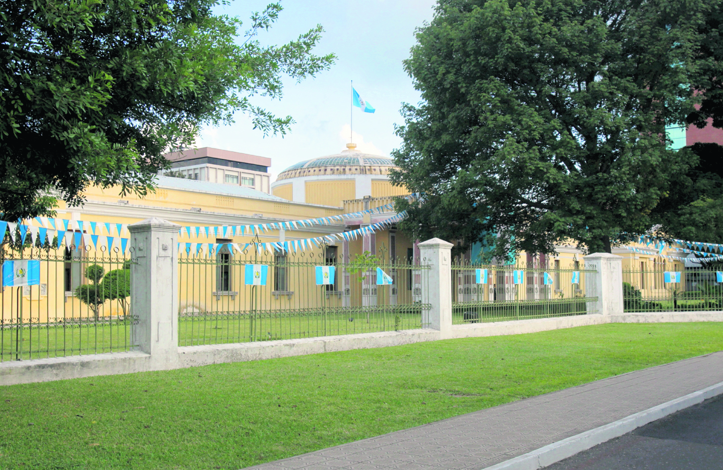 Fachada del Edificio del Ministerio de Educacion,(Mineduc) ubicado en la avenida Reforma  zona 10 para revista domingo. Fotografia Esbin Garcia