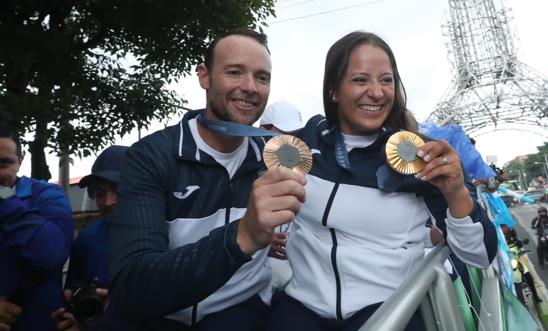 La delegación que participó en los Juegos Olímpicos de París 2024 fue recibida por cientos de guatemaltecos por las calles de la Ciudad de Guatemala. Los guatemaltecos tuvieron la oportunidad de celebrar junto con los deportistas nacionales, especialmente con