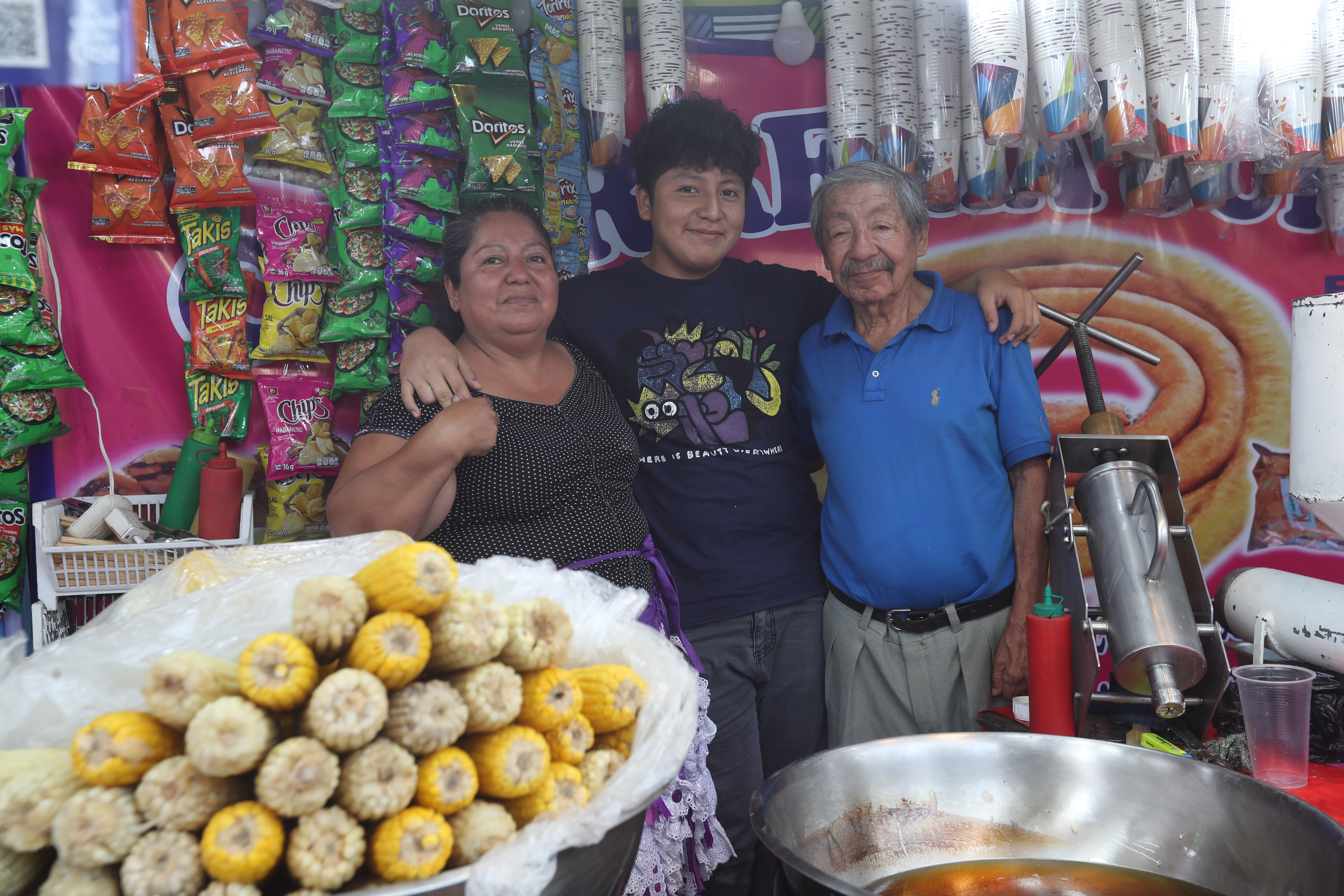 En la foto se ve a madre, hijo y abuelo, tres generaciones de vendedores de ferias.