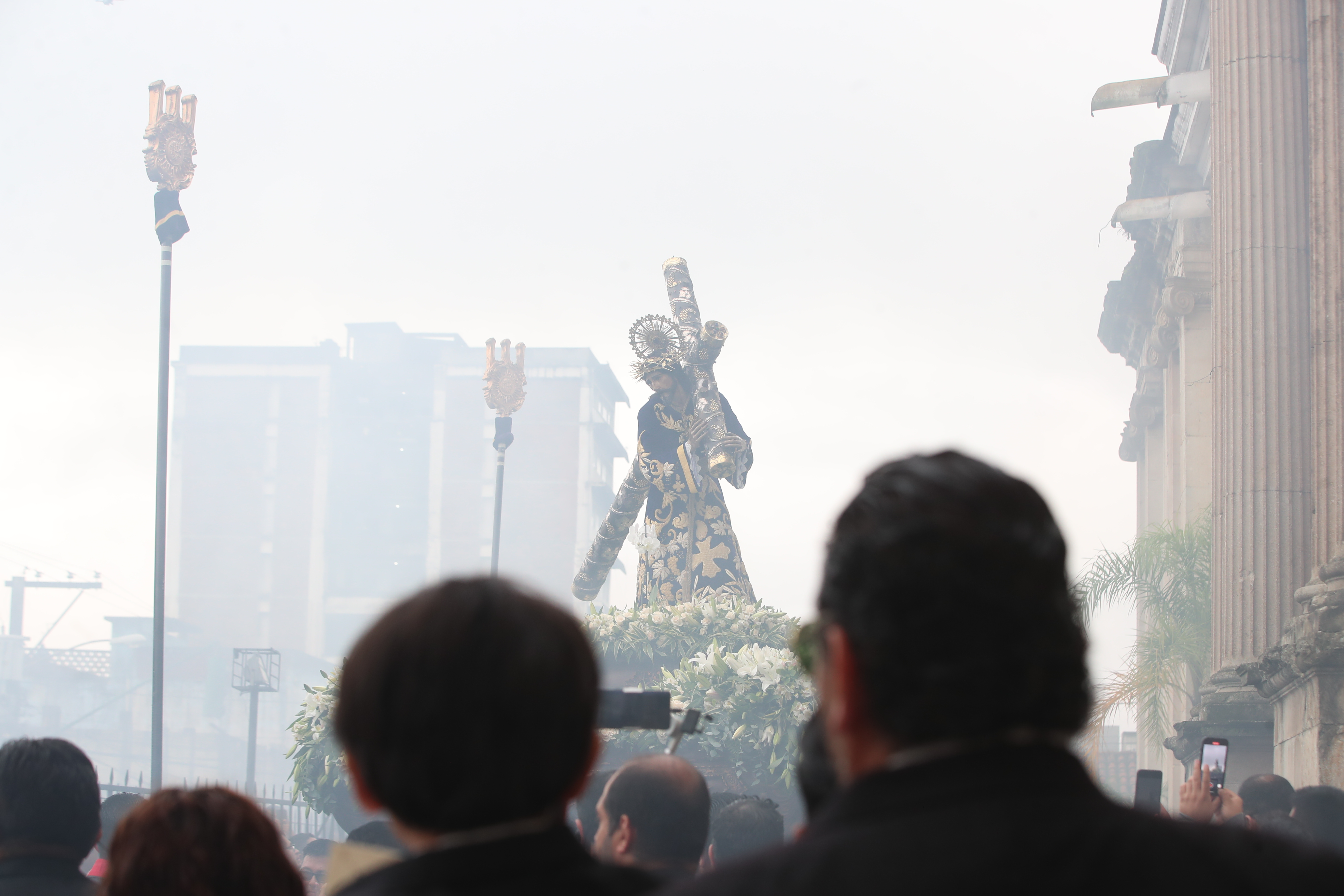 Adultos y niños, participan en el Cortejo Procesional de Jesús de La Merced, celebrando sus 307 años de consagración y las bodas de oro de velación. (Foto Prensa Libre: Byron Rivera Baiza)