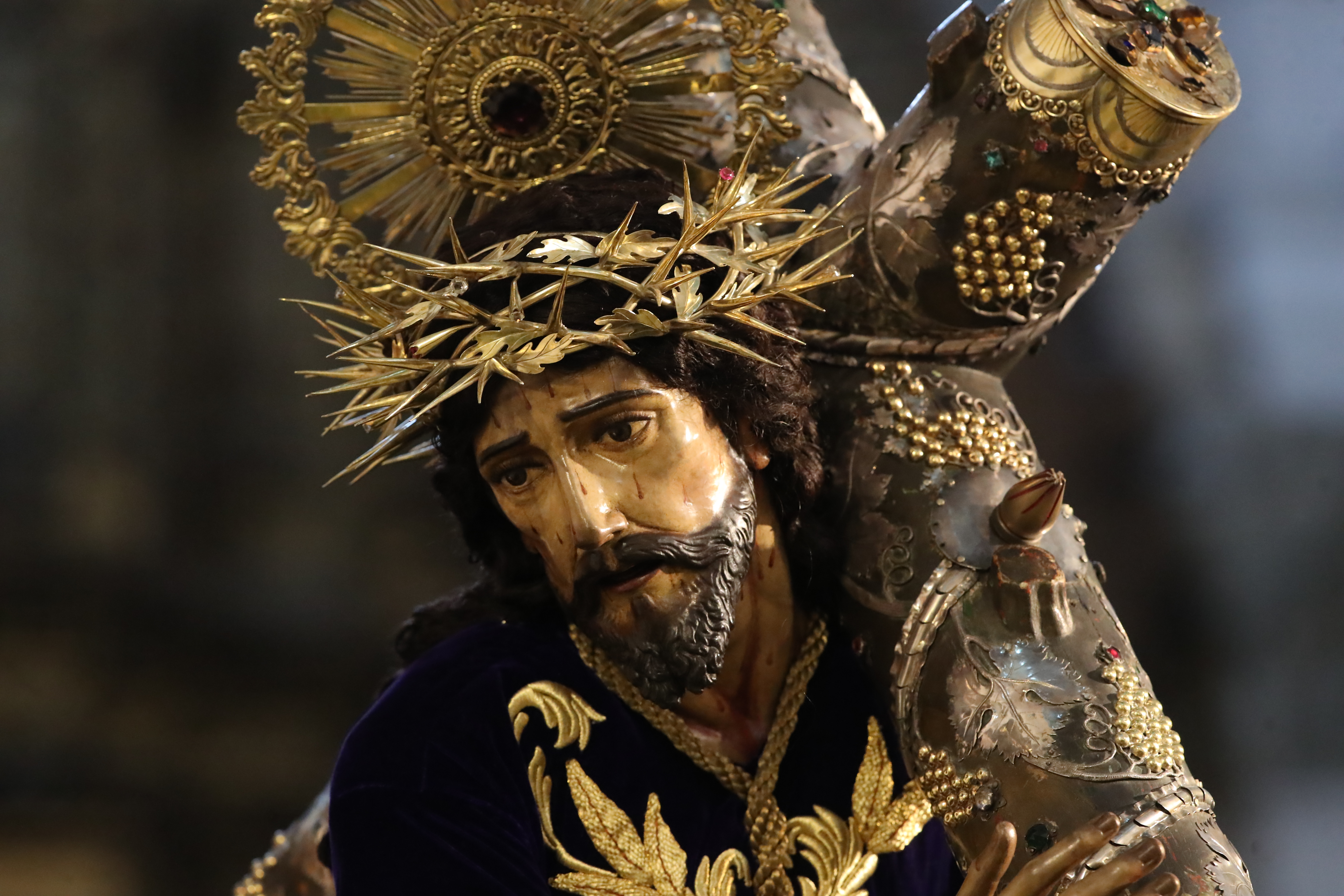 La escultura de Jesús Nazareno de La Merced, creada por Mateo de Zúñiga y encarnada por José de la Cerda en 1655, se erige en Antigua Guatemala. Su belleza y perfección la convirtieron en un patrón artístico, generando inmensa devoción desde su colocación en la capilla el 27 de marzo de ese año. (Foto Prensa Libre: Byron Rivera Baiza)