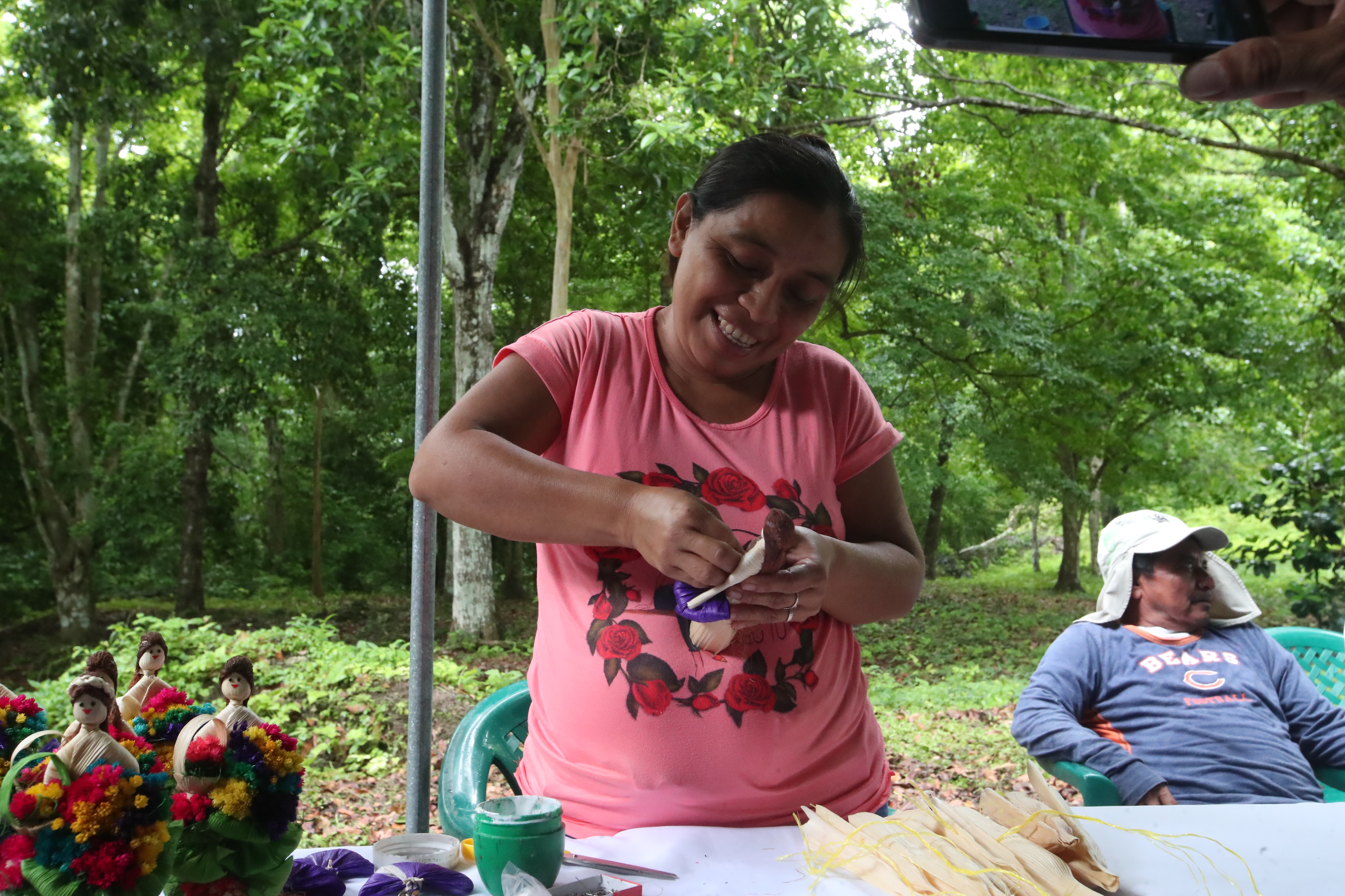 Pobladores de Uaxactún crean artesanías con sus manos, utilizando técnicas tradicionales para elaborar productos únicos. Estas artesanías no solo preservan su herencia cultural, sino que también generan ingresos esenciales para la comunidad local. (Foto Prensa Libre: Byron Rivera Baiza)