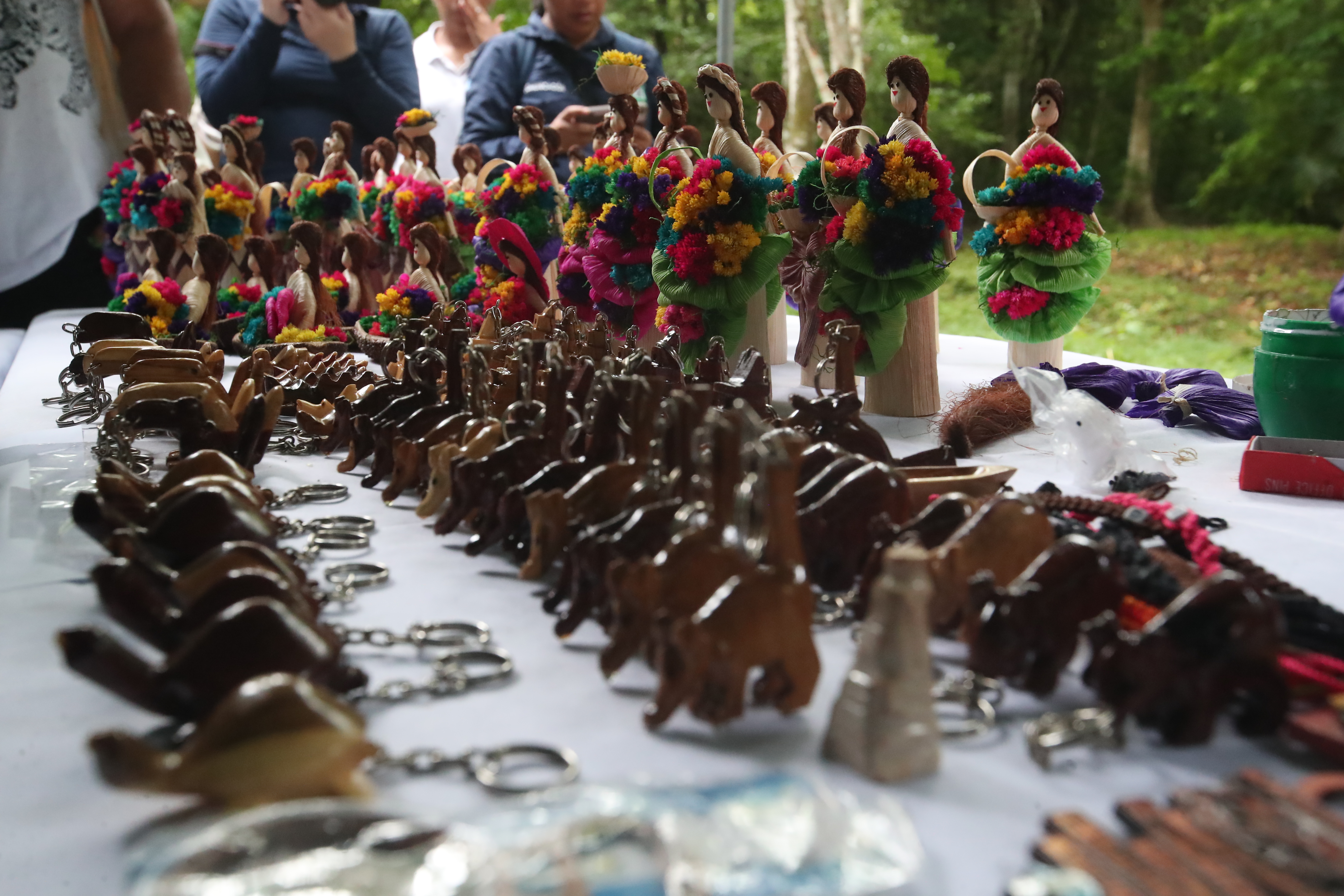 La creación del El Parque Nacional Yaxhá-Nakúm-Naranjo, ha generado beneficios socioeconómicos para las comunidades locales, promoviendo el ecoturismo, artesanías y la empleabilidad de los residentes como guarda recursos, fortaleciendo la economía y la conservación ambiental. (Foto Prensa Libre: Byron Rivera Baiza)