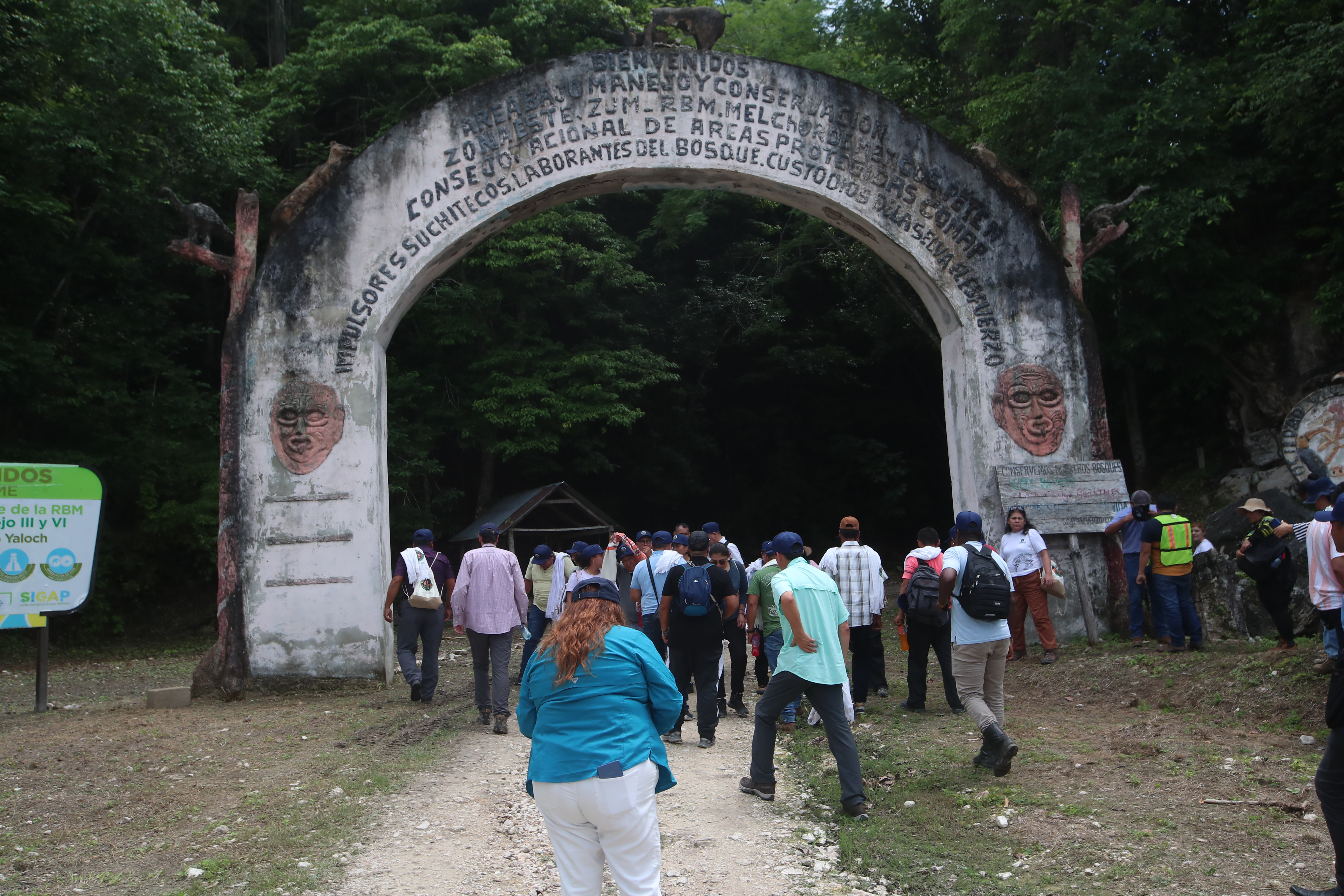 39 km de Melchor de Mencos, Laguna Yaloch es accesible en transporte liviano durante el verano. En invierno, se recomienda utilizar vehículos de doble tracción debido a la lluvia que afecta los caminos de la selva. (Foto Prensa Libre: Byron Rivera Baiza)