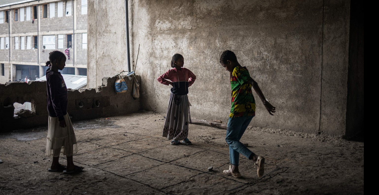 Niños juegan en una escuela improvisada en Etiopía. (Foto Prensa Libre: AFP)