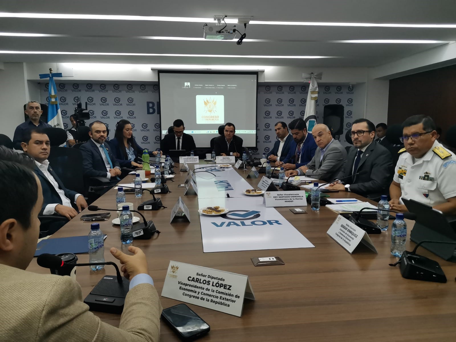 Directores de la Comisión Portuaria Nacional, presidida por Werner Ovalle, acudieron a la Comisión de Economía del Congreso y explicaron el riesgo en los puertos. (Foto, Prensa Libre. Rosa María Bolaños).