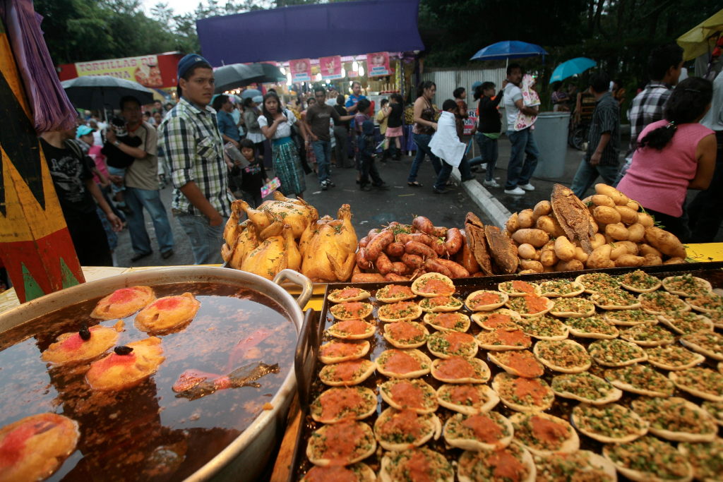 Las garnachas son uno de los bocadillos más populares en las ferias. Consisten en un picado de carne con salsa de tomate acompañado de un curtido de hortalizas, sobre una tortilla de maíz. (Foto Prensa Libre: Hemeroteca PL)