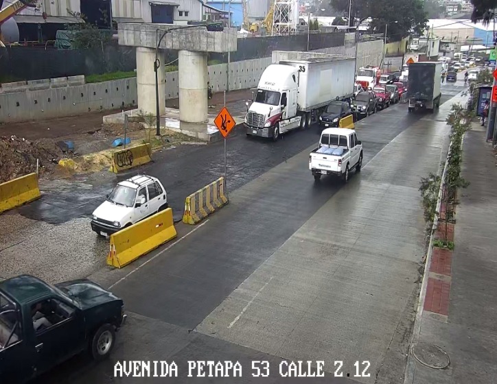 Amílcar Montejo, portavoz de la Policía de Tránsito de la ciudad capital, recomienda encender las luces, no rebasar y conducir con precaución durante bajadas y curvas ante las lluvias. (Foto Prensa Libre: Amílcar Montejo / PMT de Guatemala). 