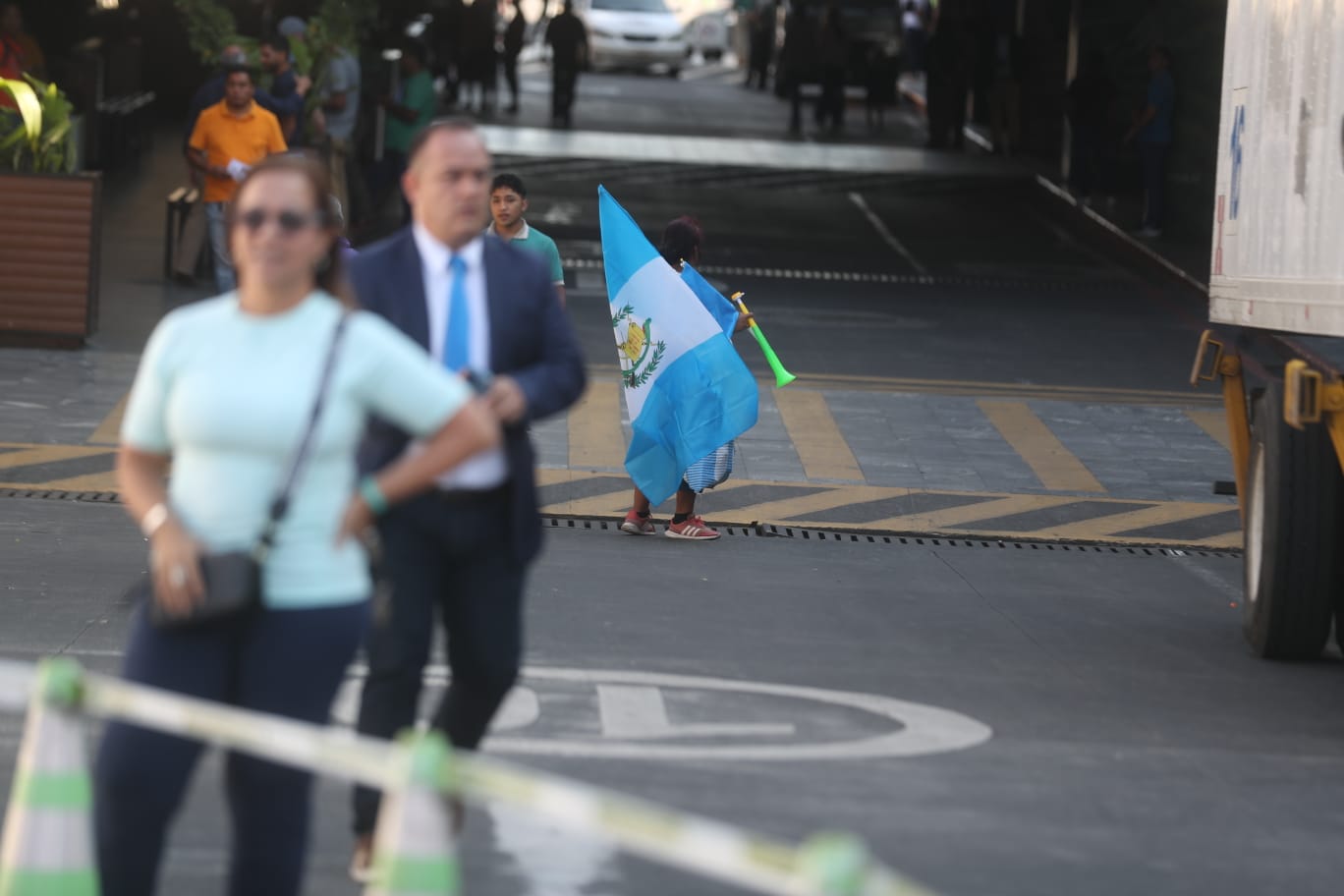 Los guatemaltecos mostraron su ilusión comprando banderas y trompetas para recibir al medallista nacional.'