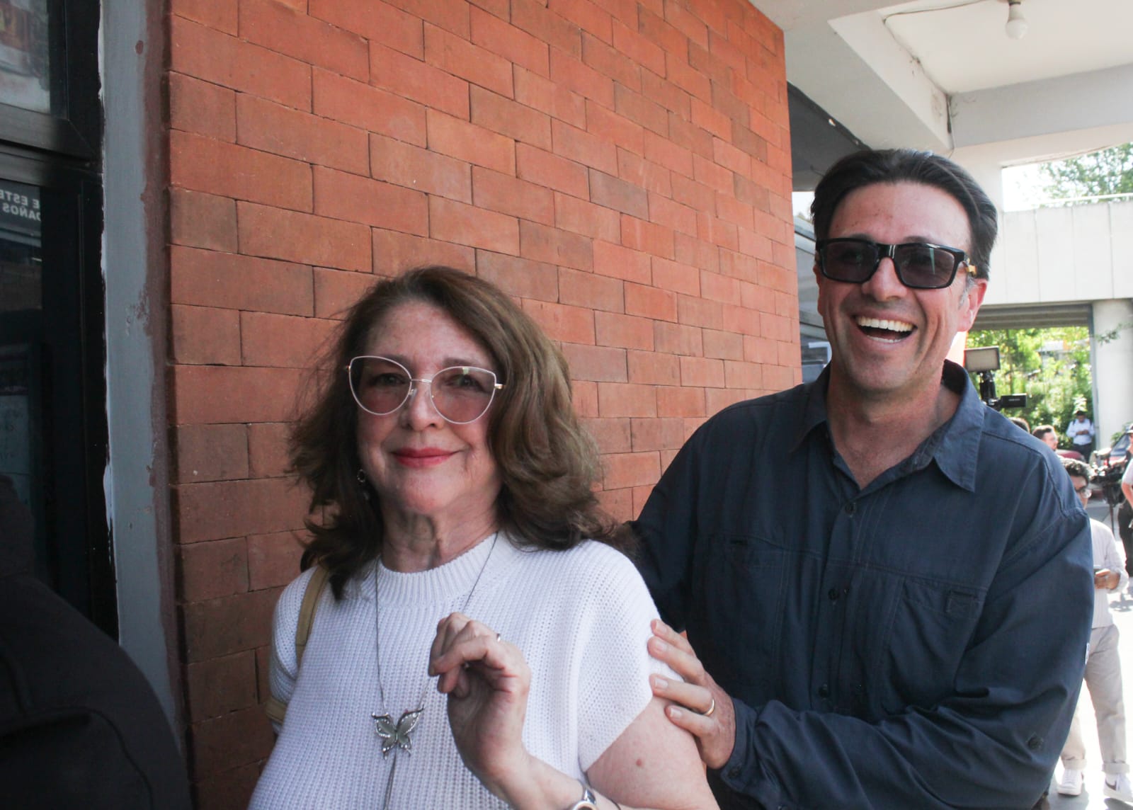 Jeannette Cárdenas (izquierda) y Enrique Brol (derecha) ingresando al interior del Aeropuerto Internacional La Aurora.'