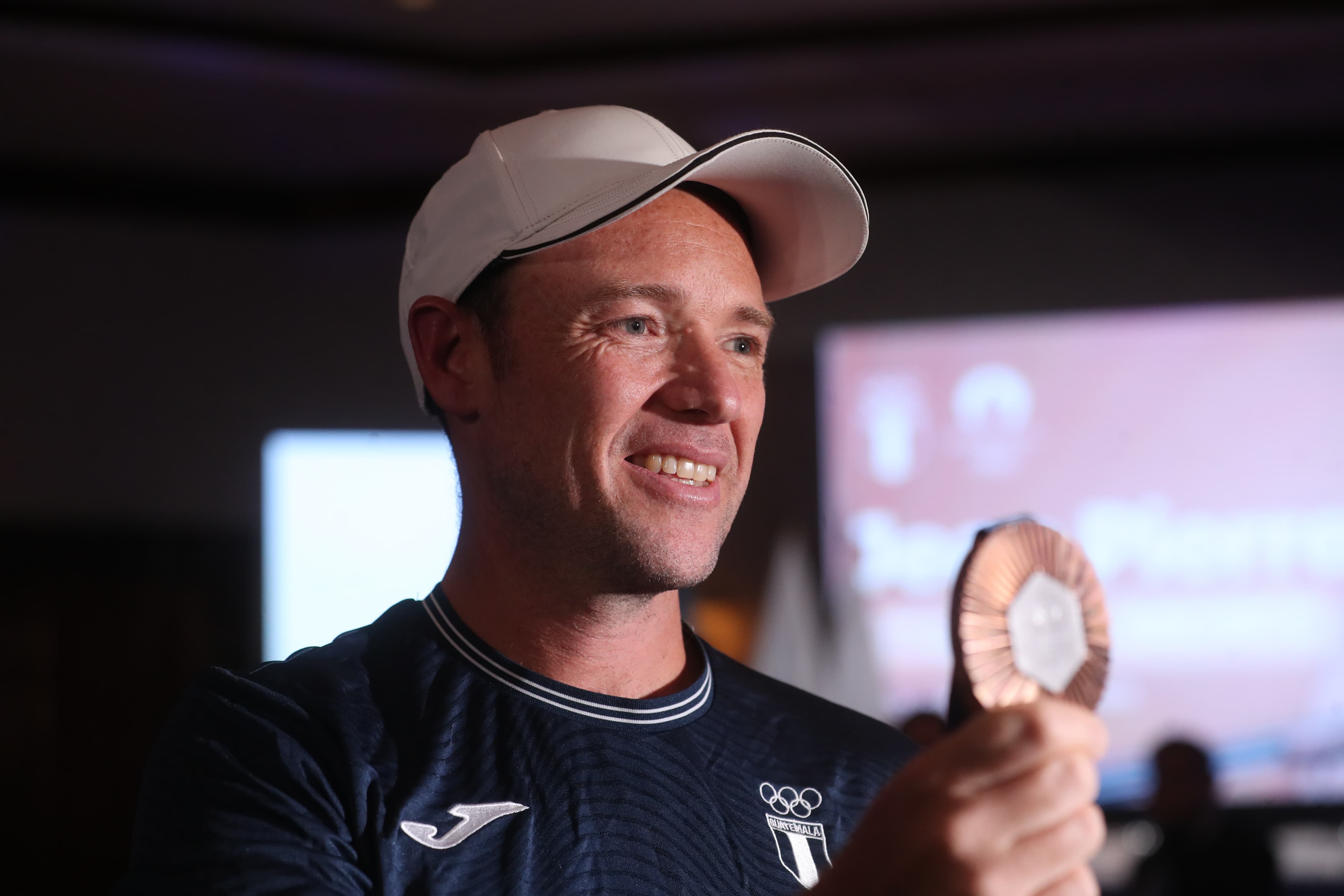 Jean Pierre Brol presumiendo de su medalla en su llegada al Hotel Intercontinental.'