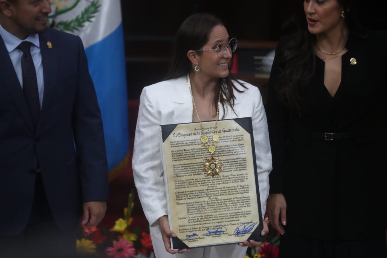 Adriana Ruano recibe la Orden Soberano Congreso