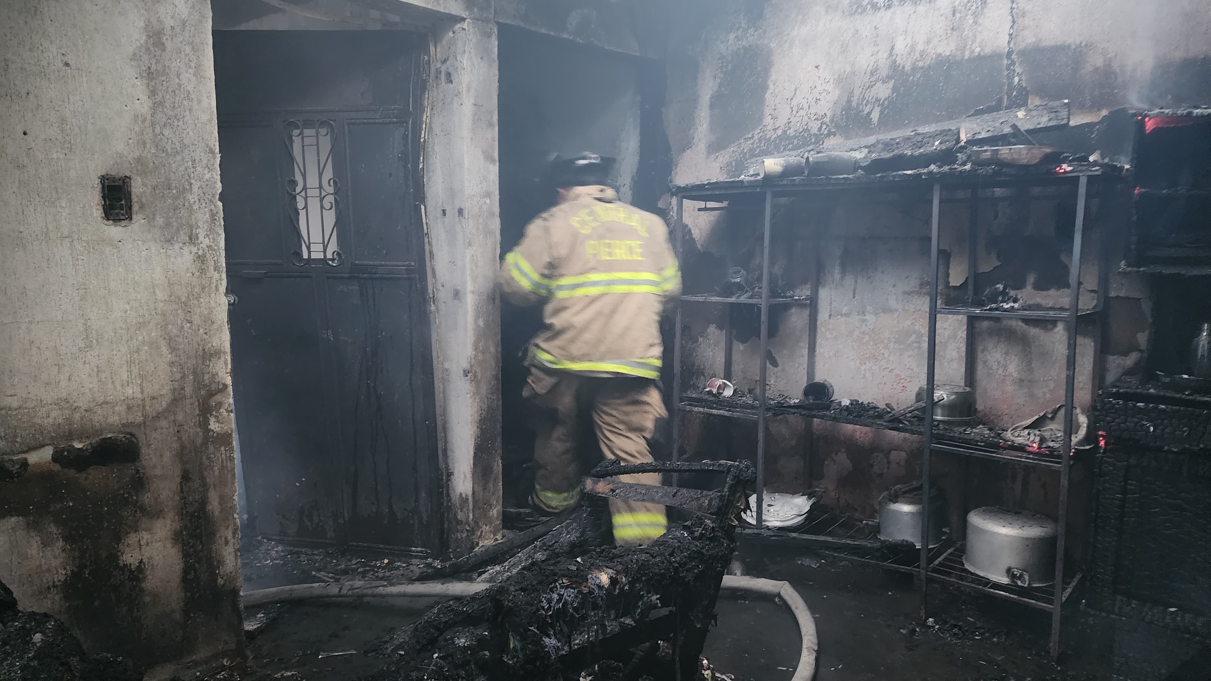 Una vivienda en la zona 13 quedó destruida por un incendio. (Foto Prensa Libre: Bomberos Voluntarios)