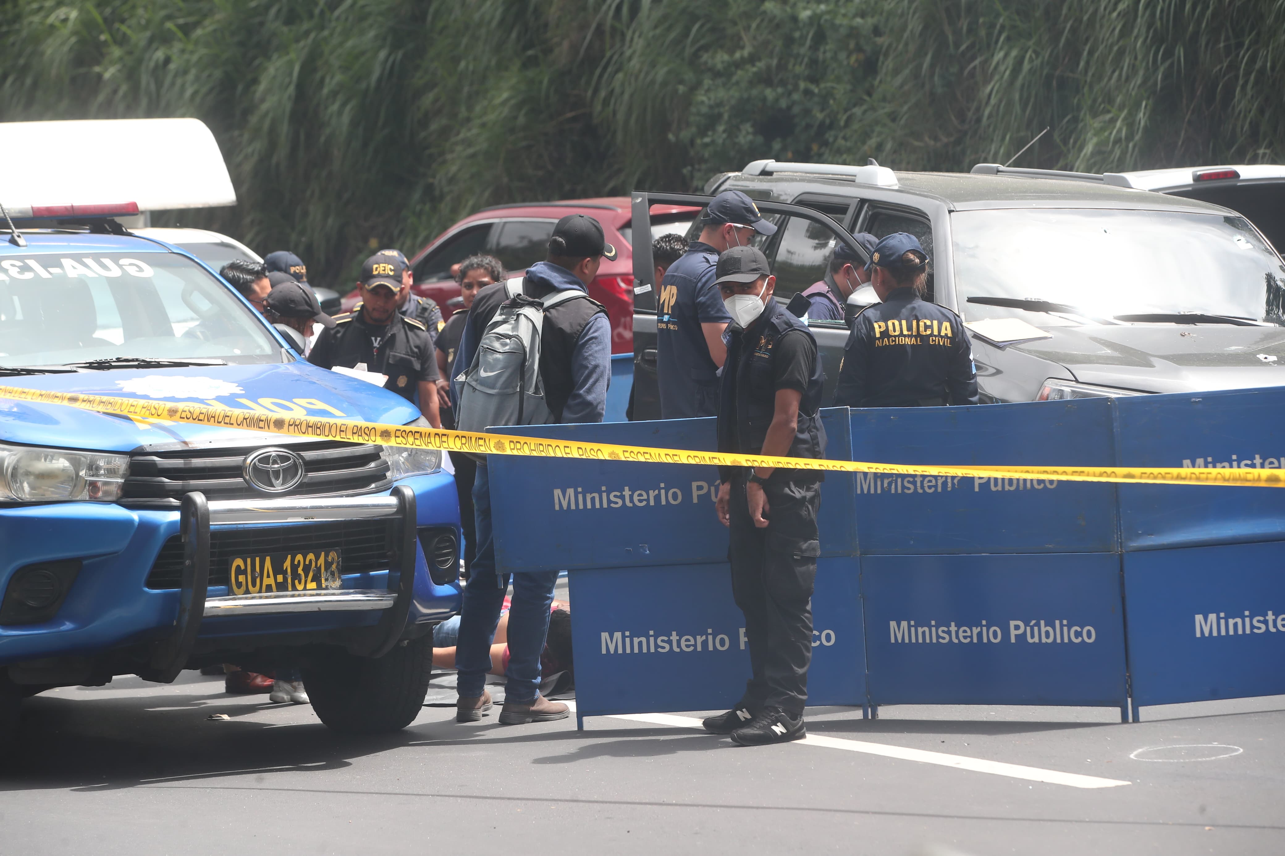 El ataque armado contra una camioneta negra se produjo en el kilómetro 8 de la ruta a El Salvador la madrugada de este lunes 12 de agosto, informaron las autoridades. (Foto Prensa Libre: B. Baiza)