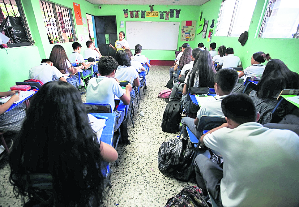 El Instituto IMEBCE ubicado en Pachalum Quiché, ofrece clases en jornada matutina y vespertina. Una gran parte de los alumnos esperan cerrar el plan básico de estudios para después migrar a los Estados unidos.

 con una extensión de 100 kilometros y una población de poco más de 9mil habitantes, Pachalum es uno de los municipios con mas registro de personas que migran a los Estados Unidos.

foto Carlos Hernández
06/06/2023