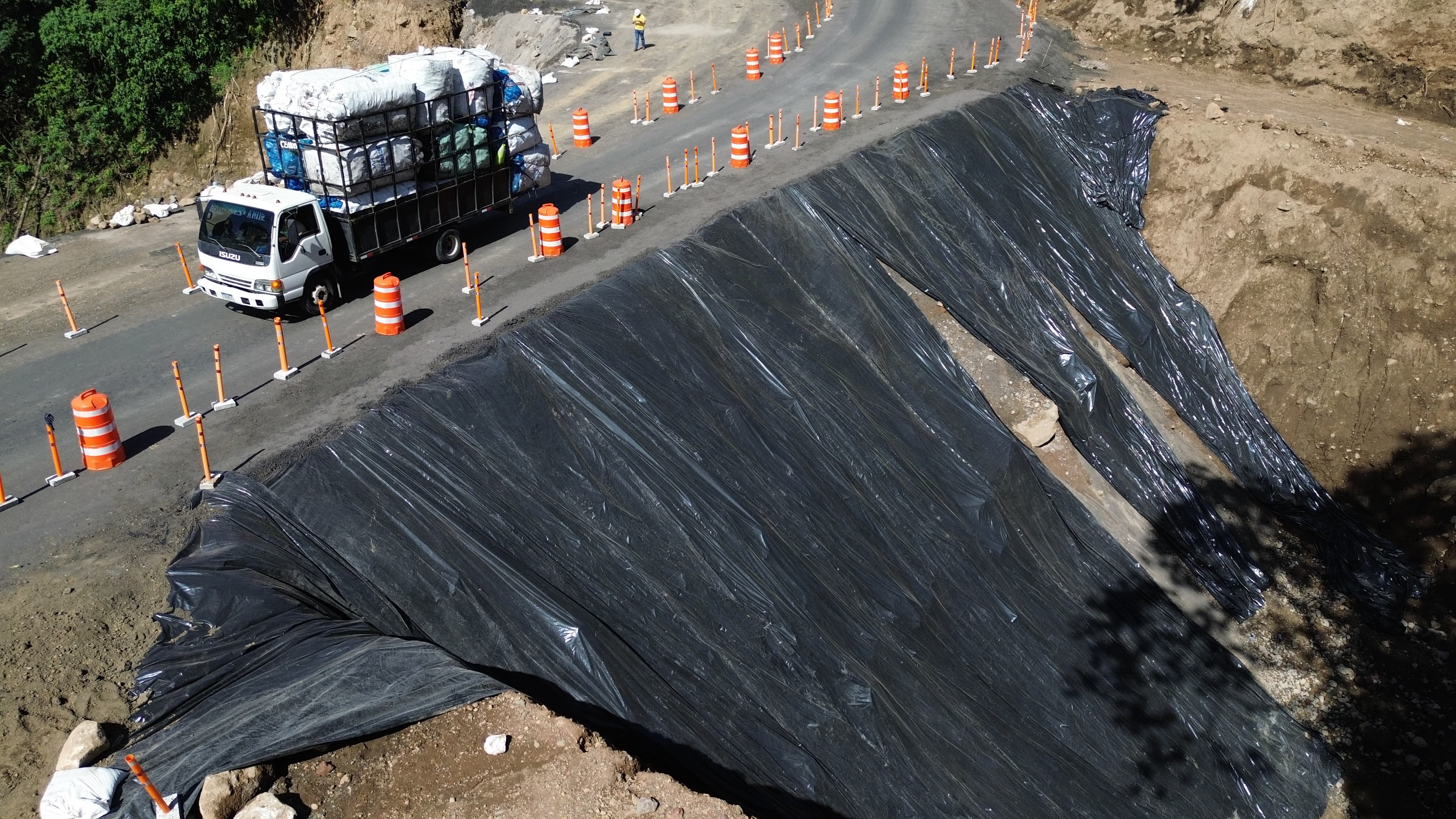 Las reparaciones en el kilómetro 44 de la ruta Palín-Escuintla continúan desde junio pasado, cuando un hundimiento afecta el paso de esta vía desde entonces. (Foto Prensa Libre: Érick Ávila)