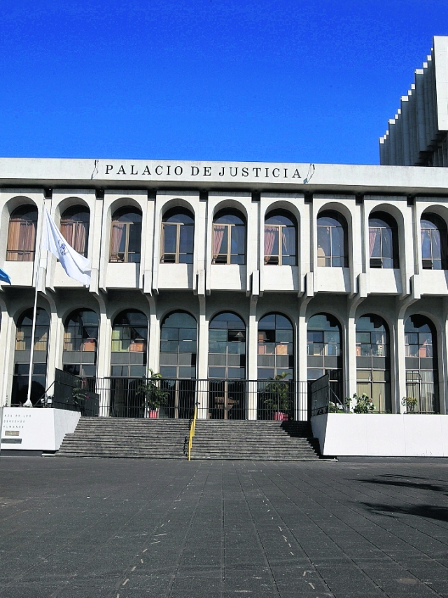 Fachada de la Corte Suprema de Justicia y torre de tribunales.