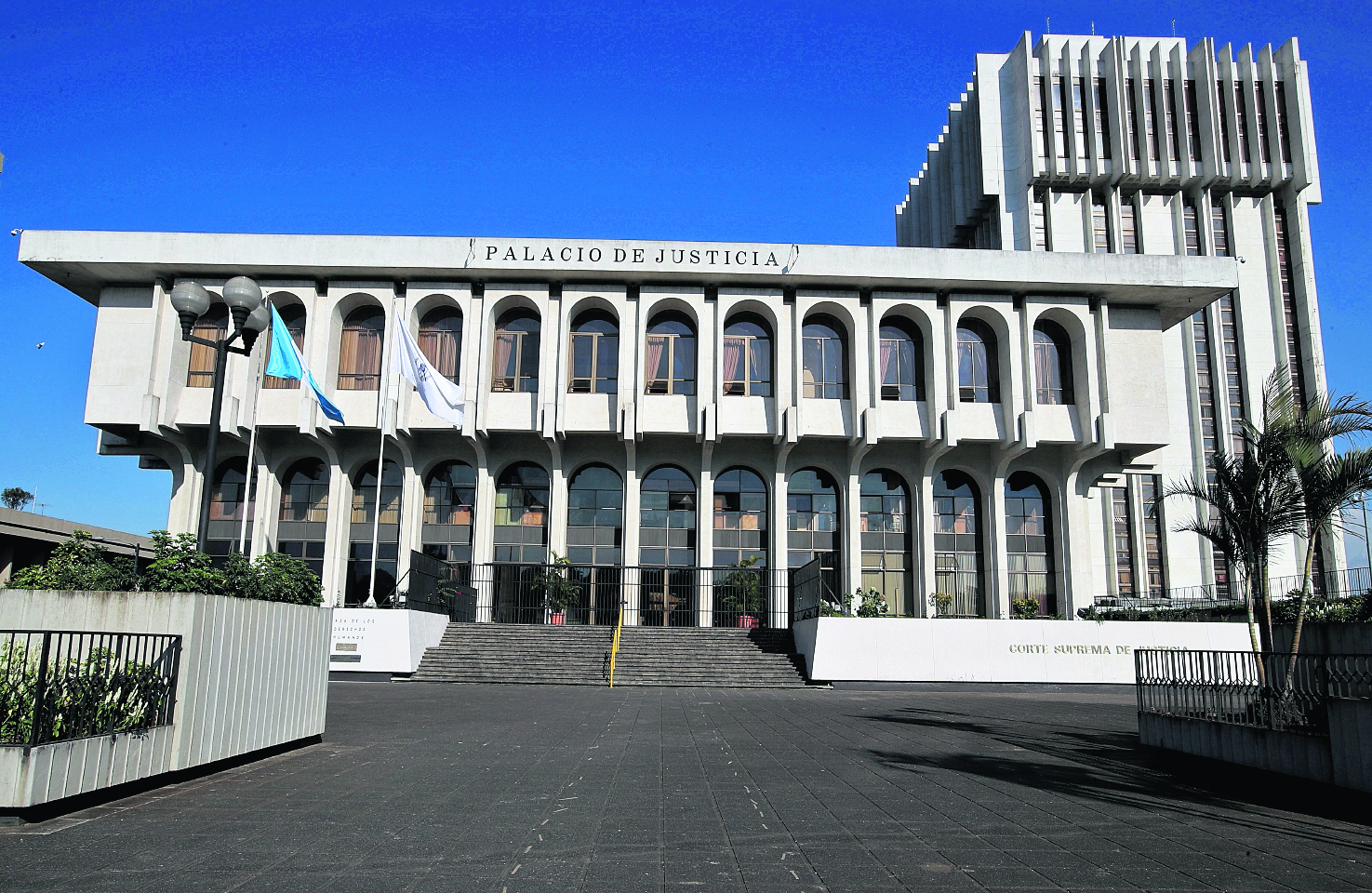 Fachada de la Corte Suprema de Justicia  CSJ y torre de tribunales.

Fotografía: Paulo Raquec