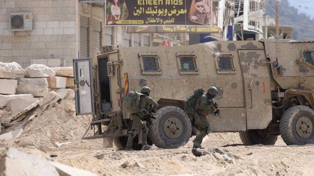 Soldados israelíes durante la ofensiva en Tulkarem, norte de Cisjordania. (Foto:Getty Images)