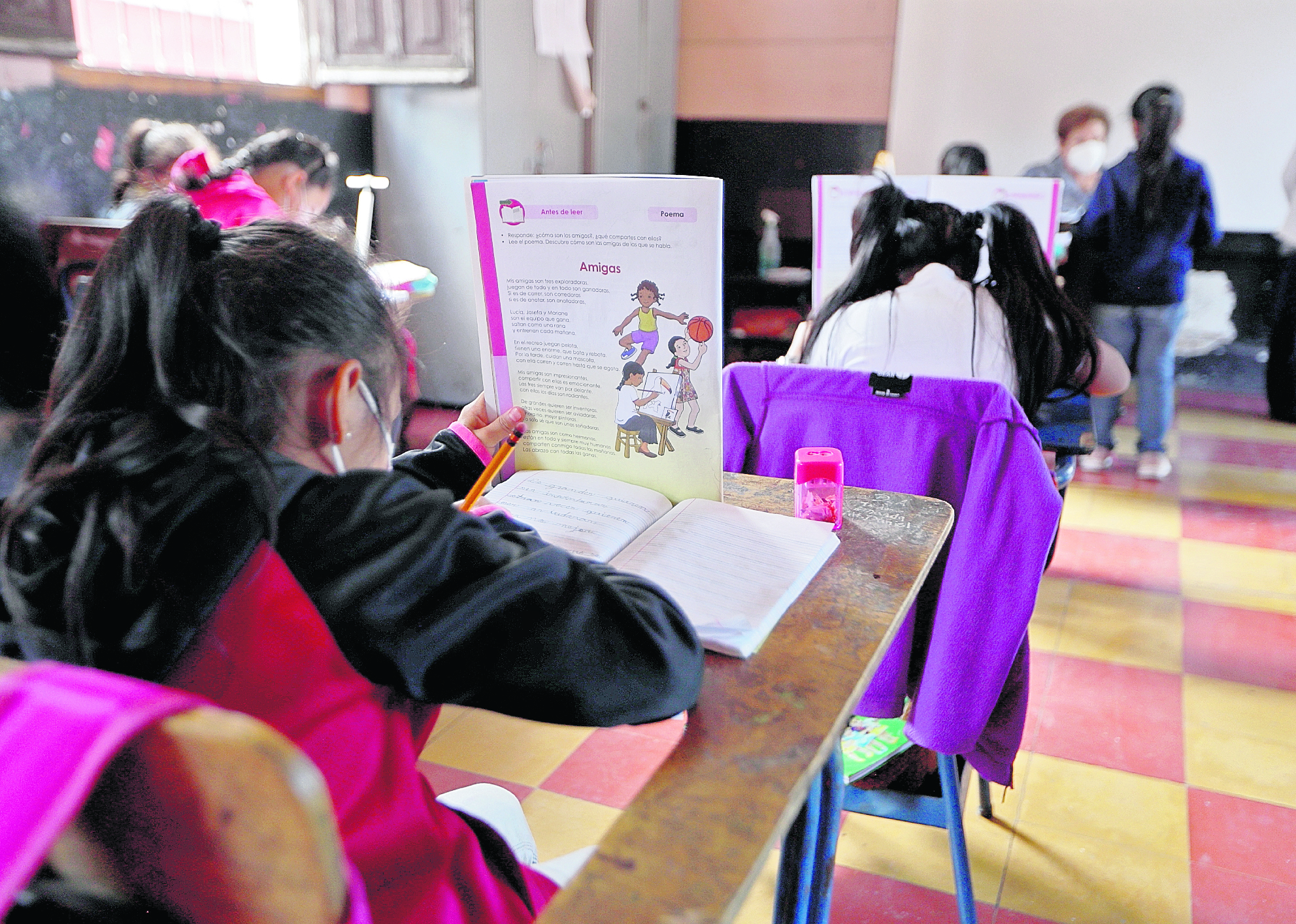 Clases presenciales en la escuela aplicación de Belén , niñas reciben su clase con las medidas de seguridad que establece el ministerio de educación. 





Fotografía  Esbin Garcia 19-04-22